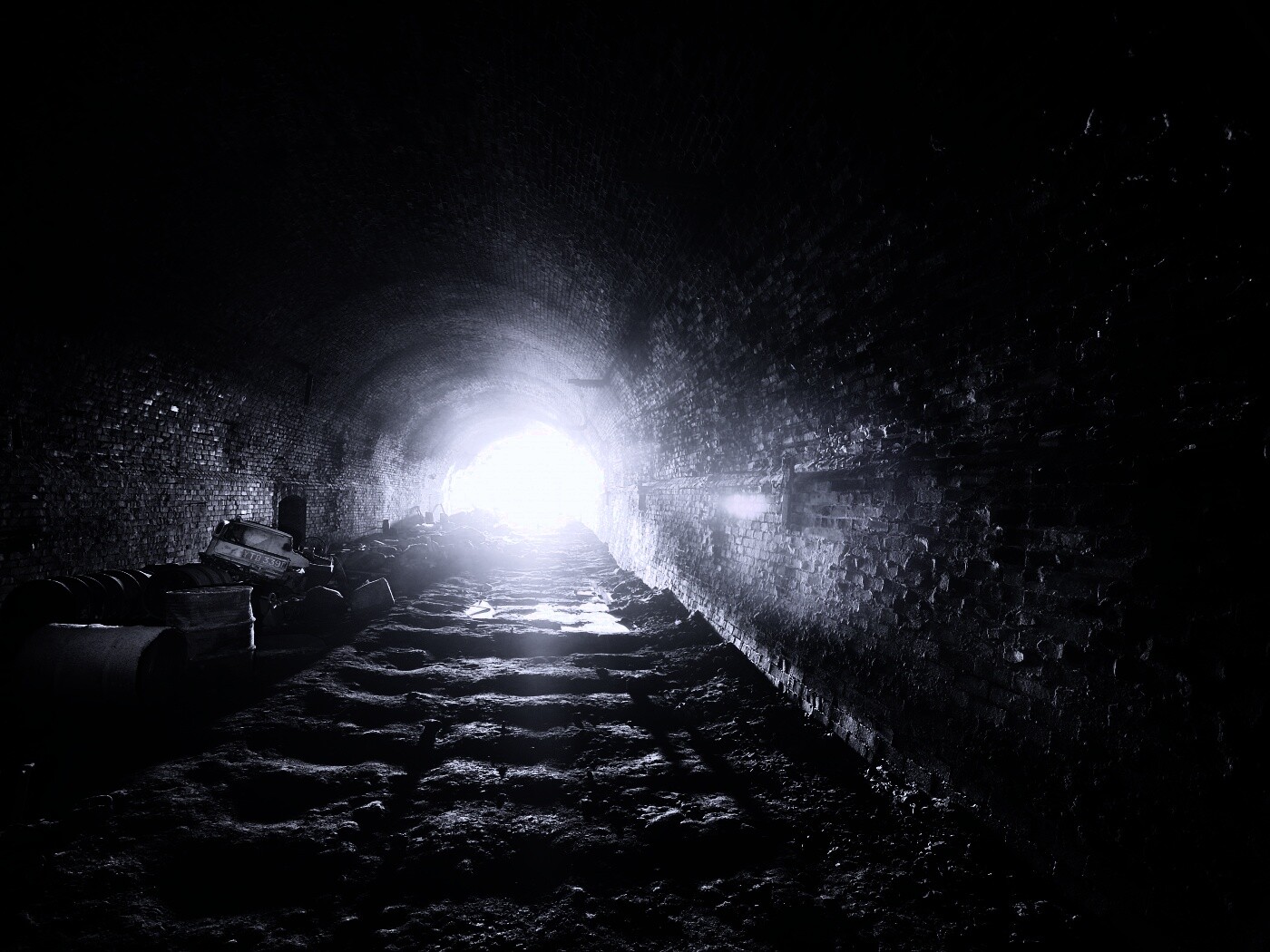 Захламленный тоннель обои