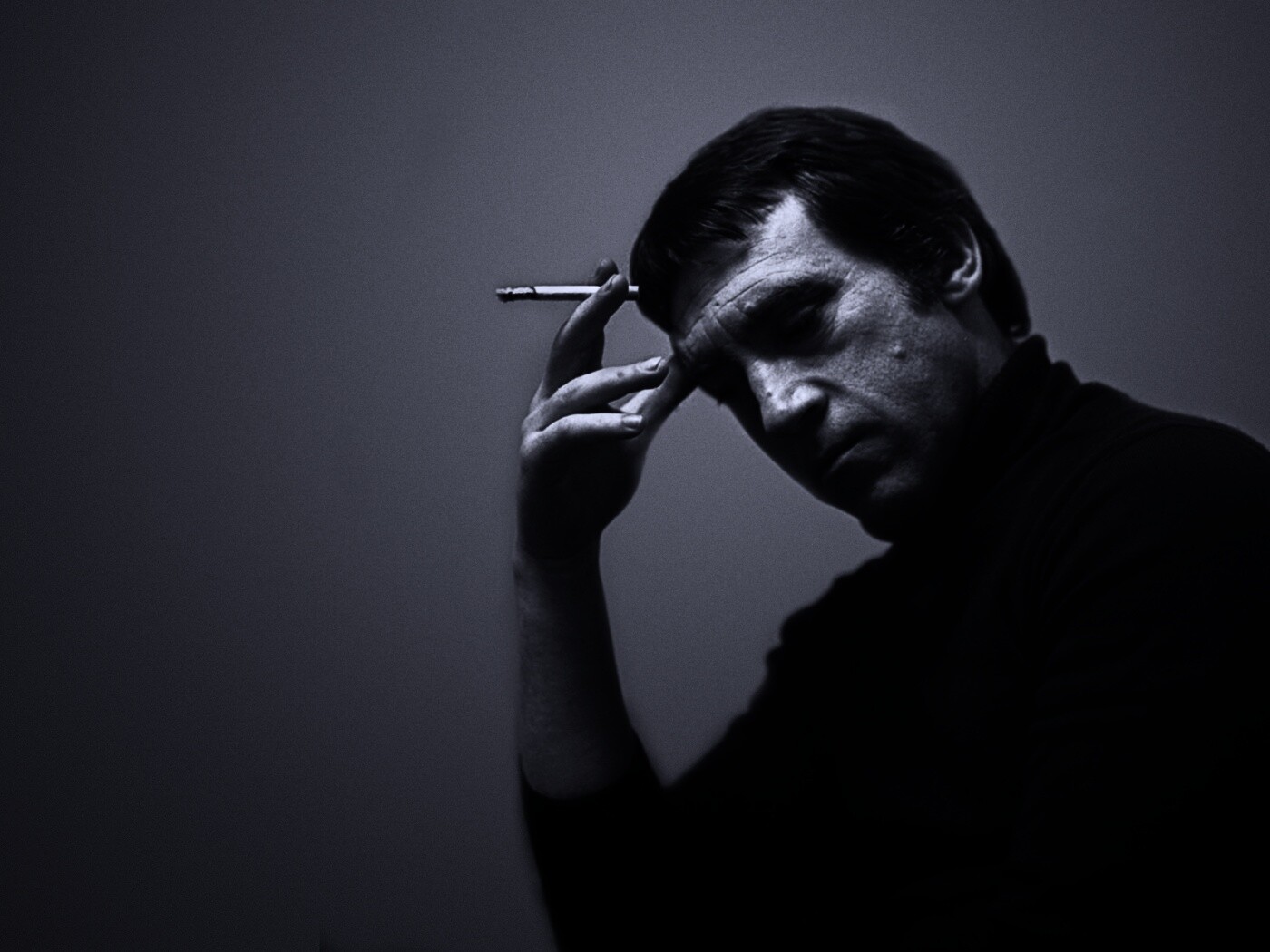 Владимир Высоцкий с сигаретой в руке обои