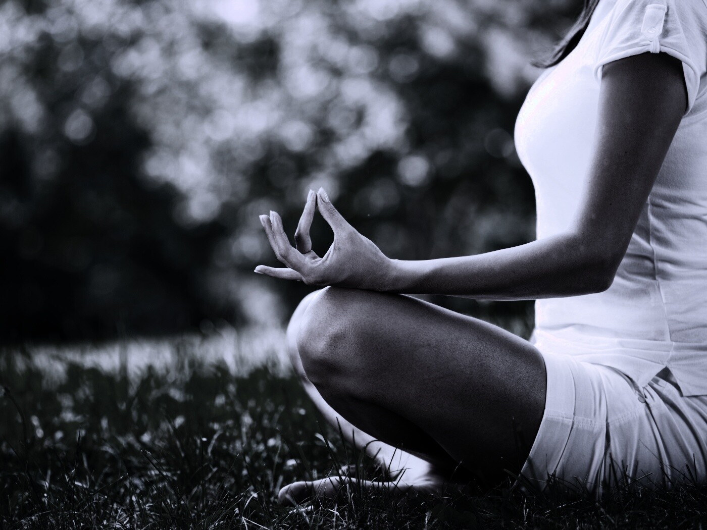 Девушка медитирует в позе лотоса на траве обои