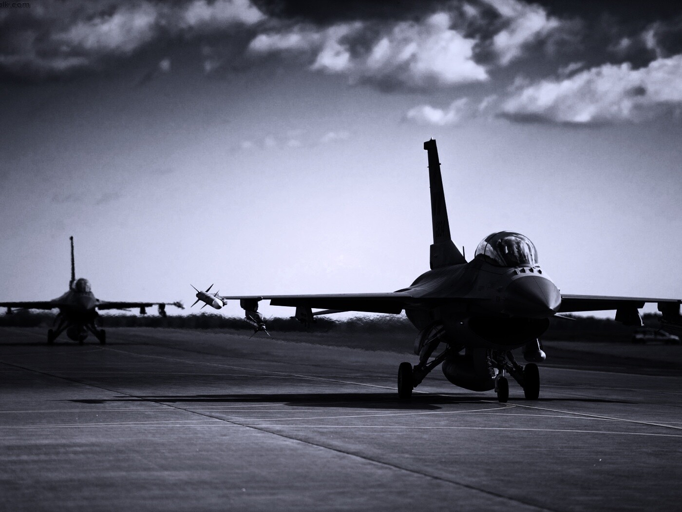 Истребители f16 Falcon на взлетной полосе обои