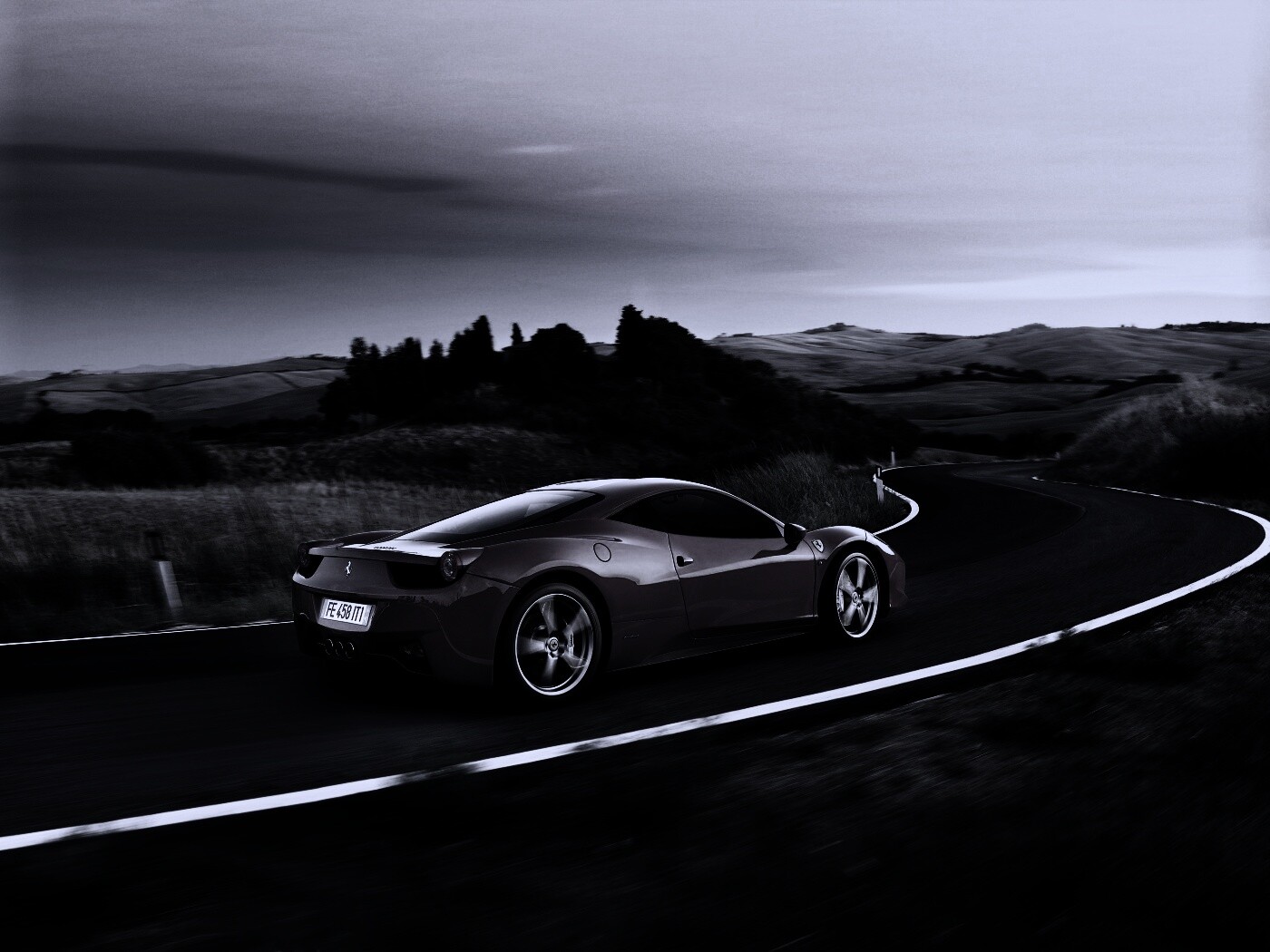 Красная феррари на извилистой дороге обои