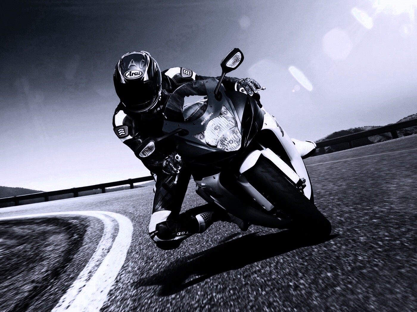 Мотоциклист на повороте обои
