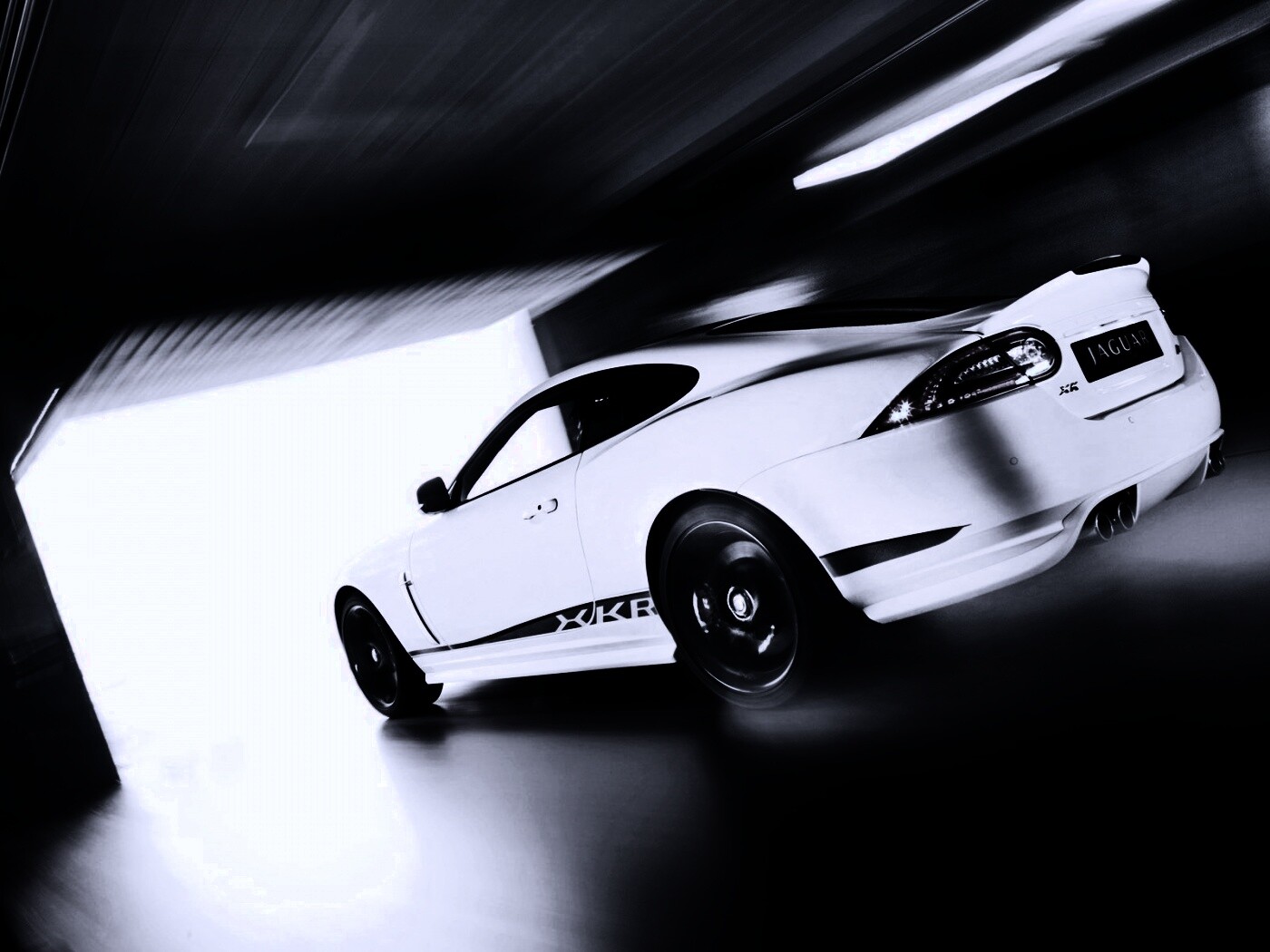 Белый ягуар в гараже обои