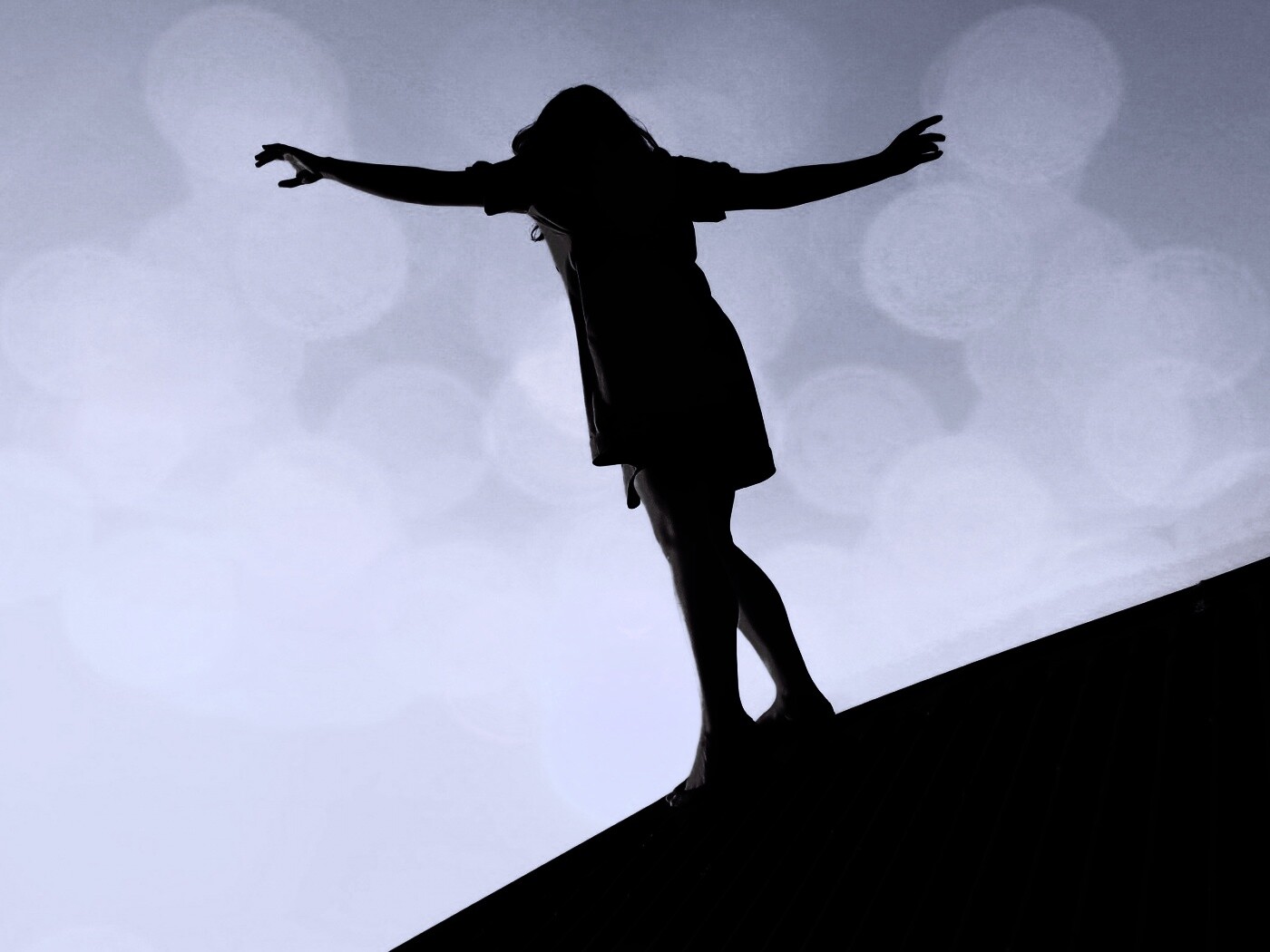 Девушка на крутой крыше обои