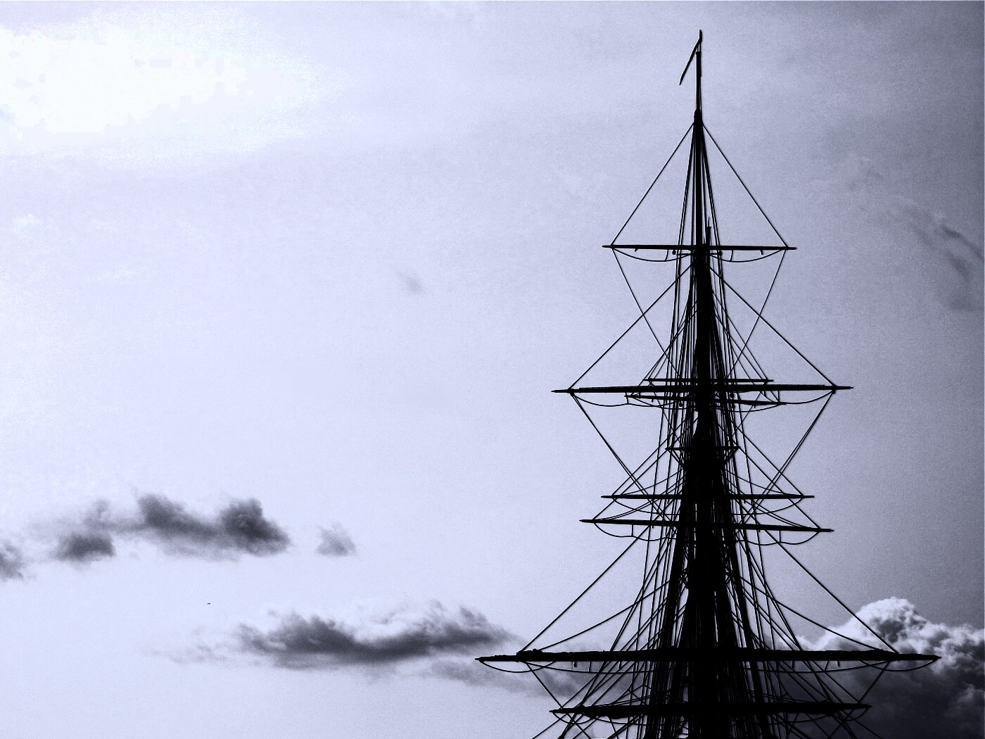 Мачта корабля на фоне неба обои