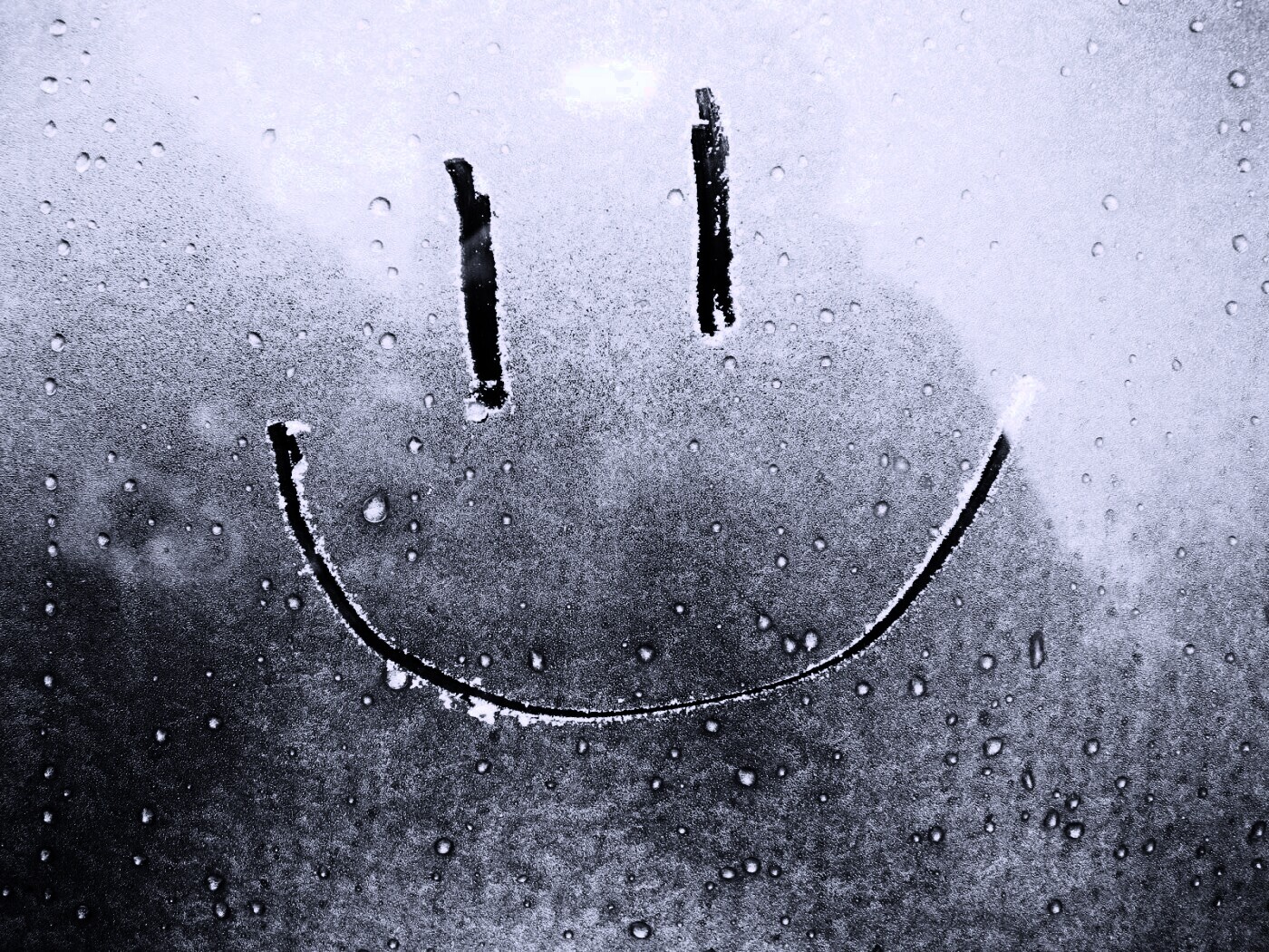 Улыбка на стекле обои