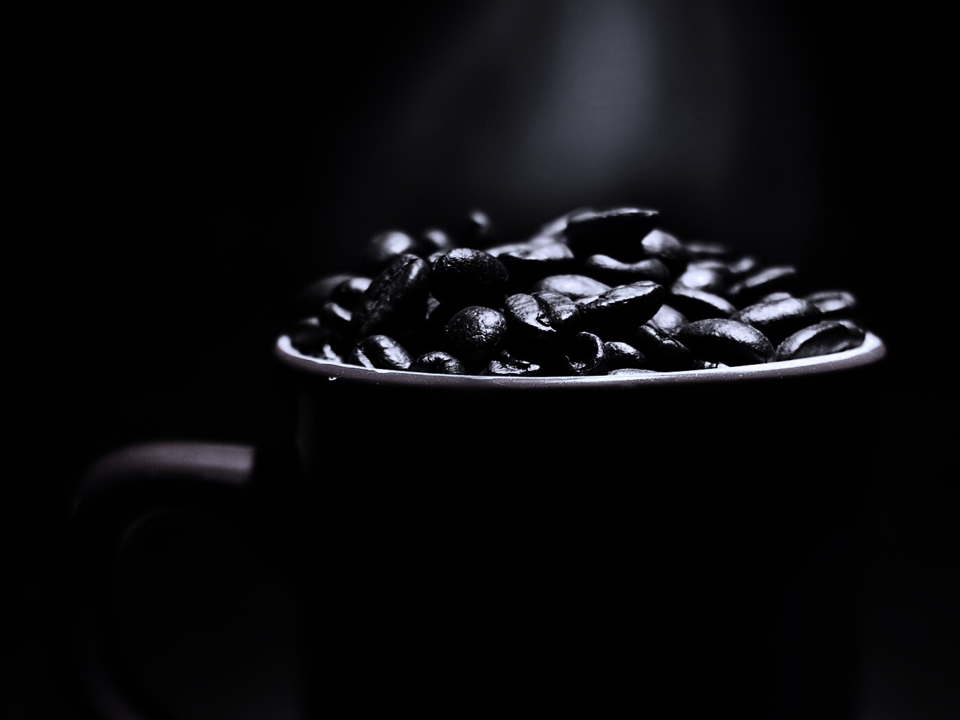 Полная кружка кофейных зёрен обои