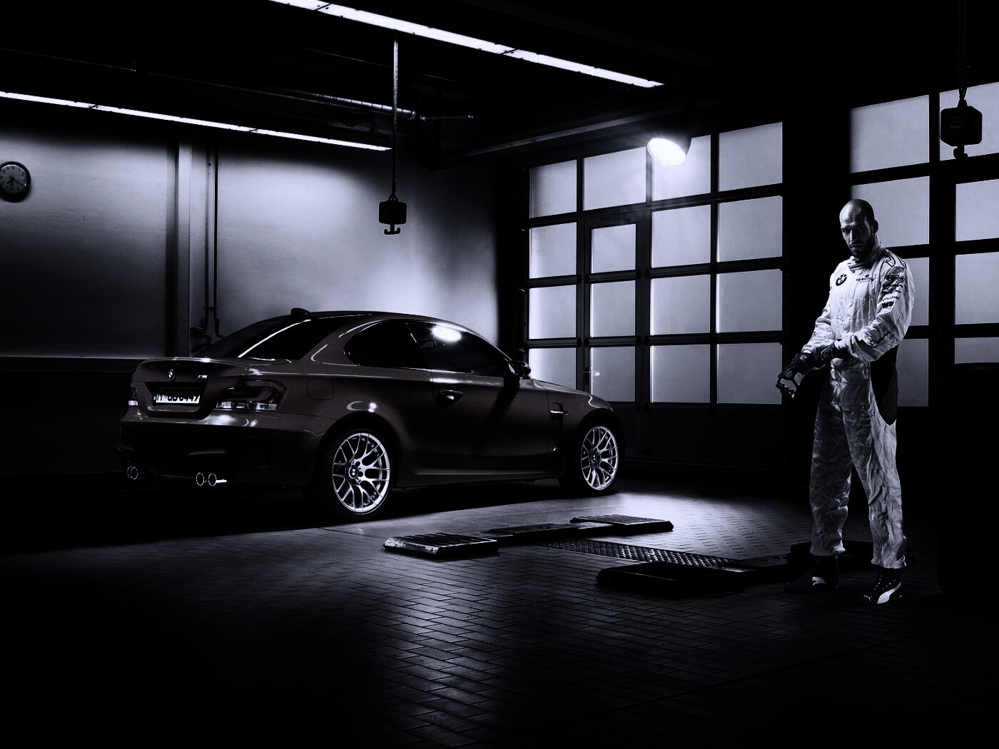 Гонщик и BMW M1 в гараже обои