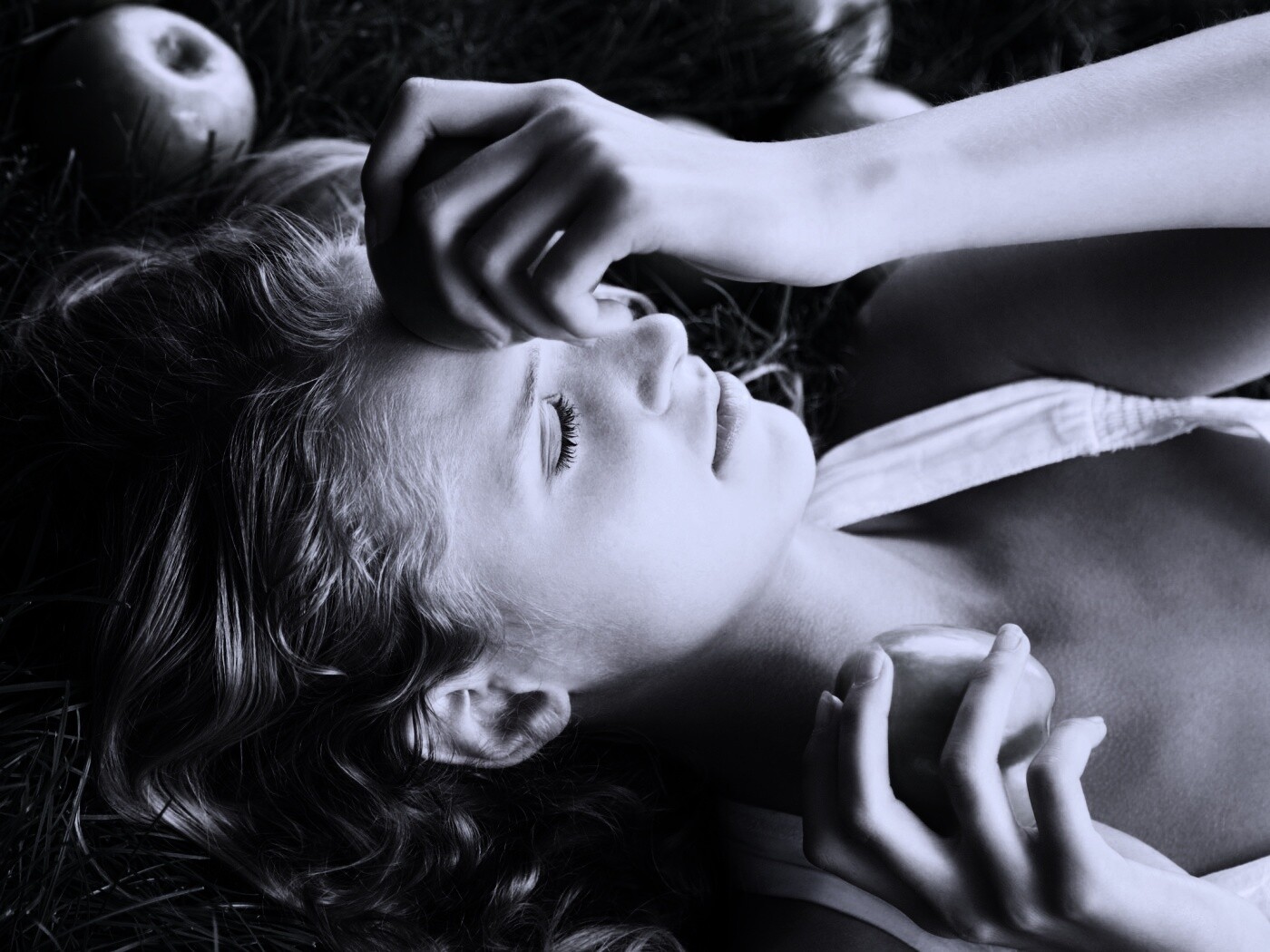 Девушка с яблоками обои