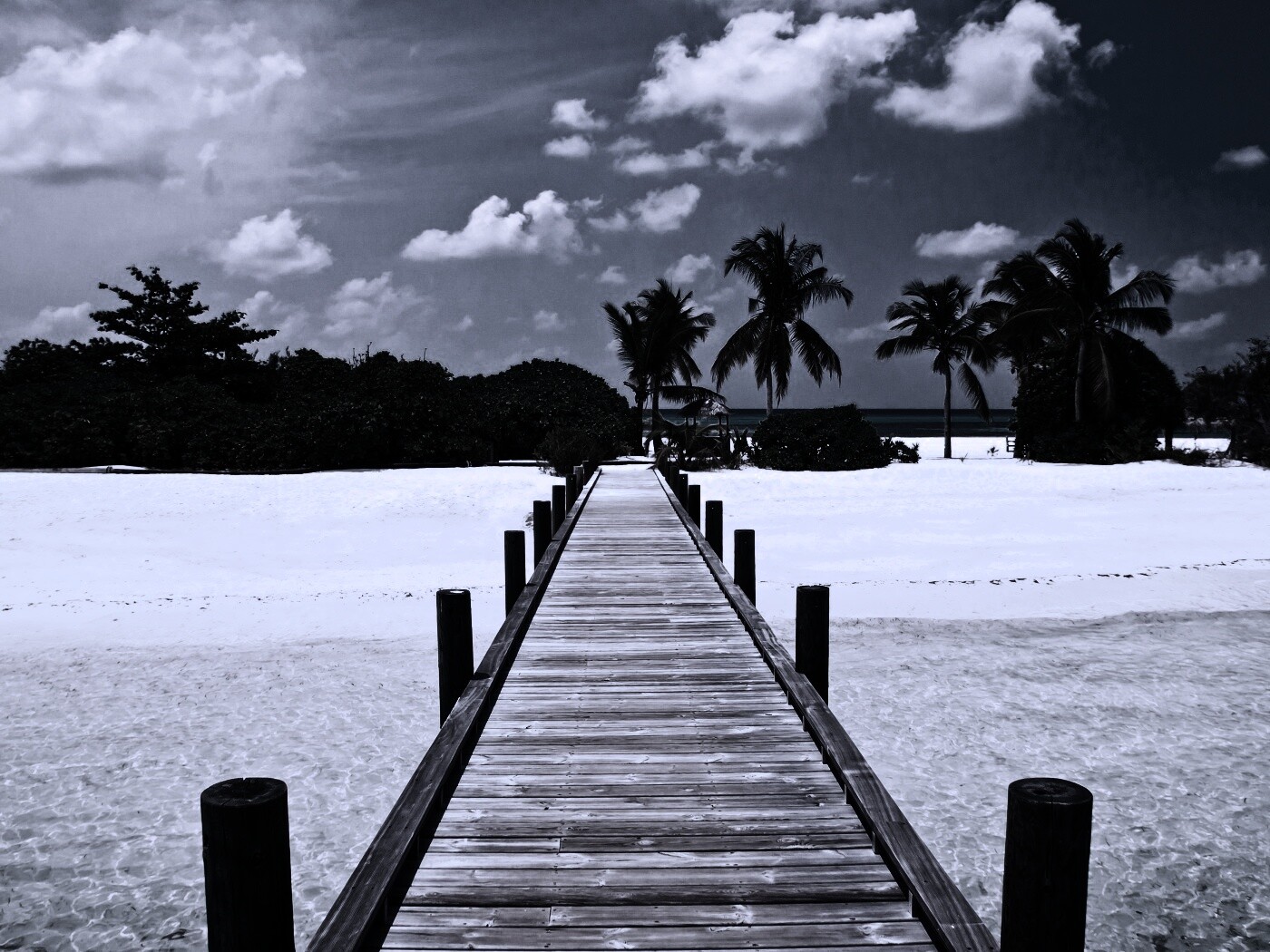 Пирс на тропическом острове обои