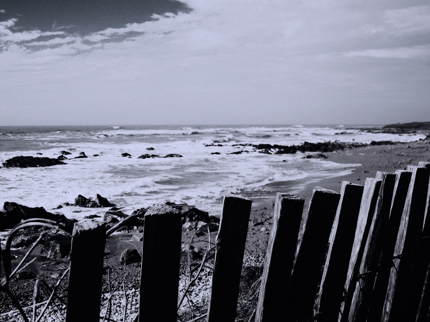 Закрытый пляж за забором обои