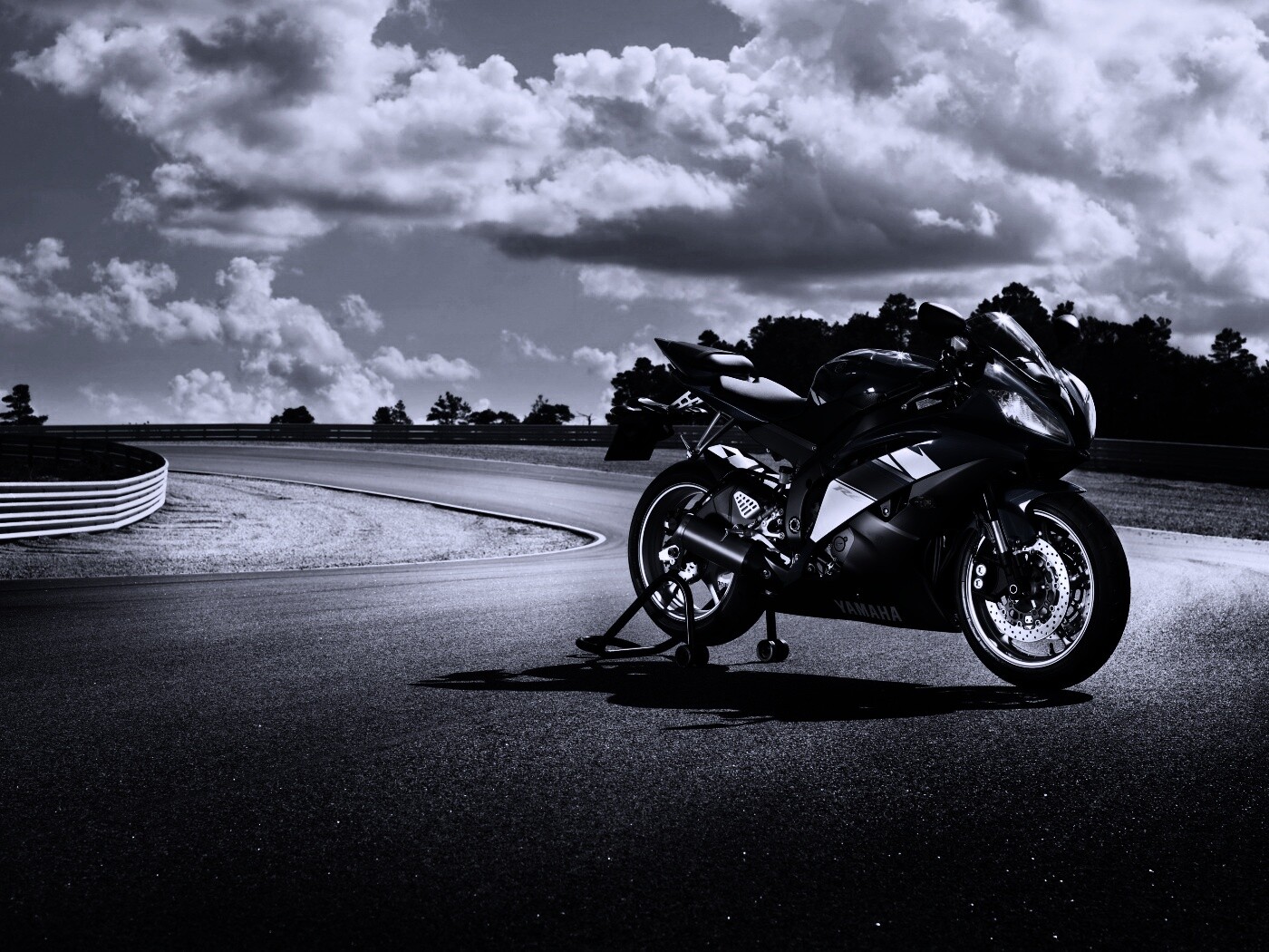 Yamaha R6 на трассе обои