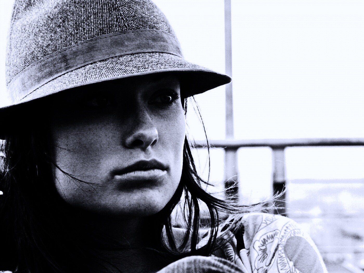 Оливия Уайлд в шикарной шляпе обои