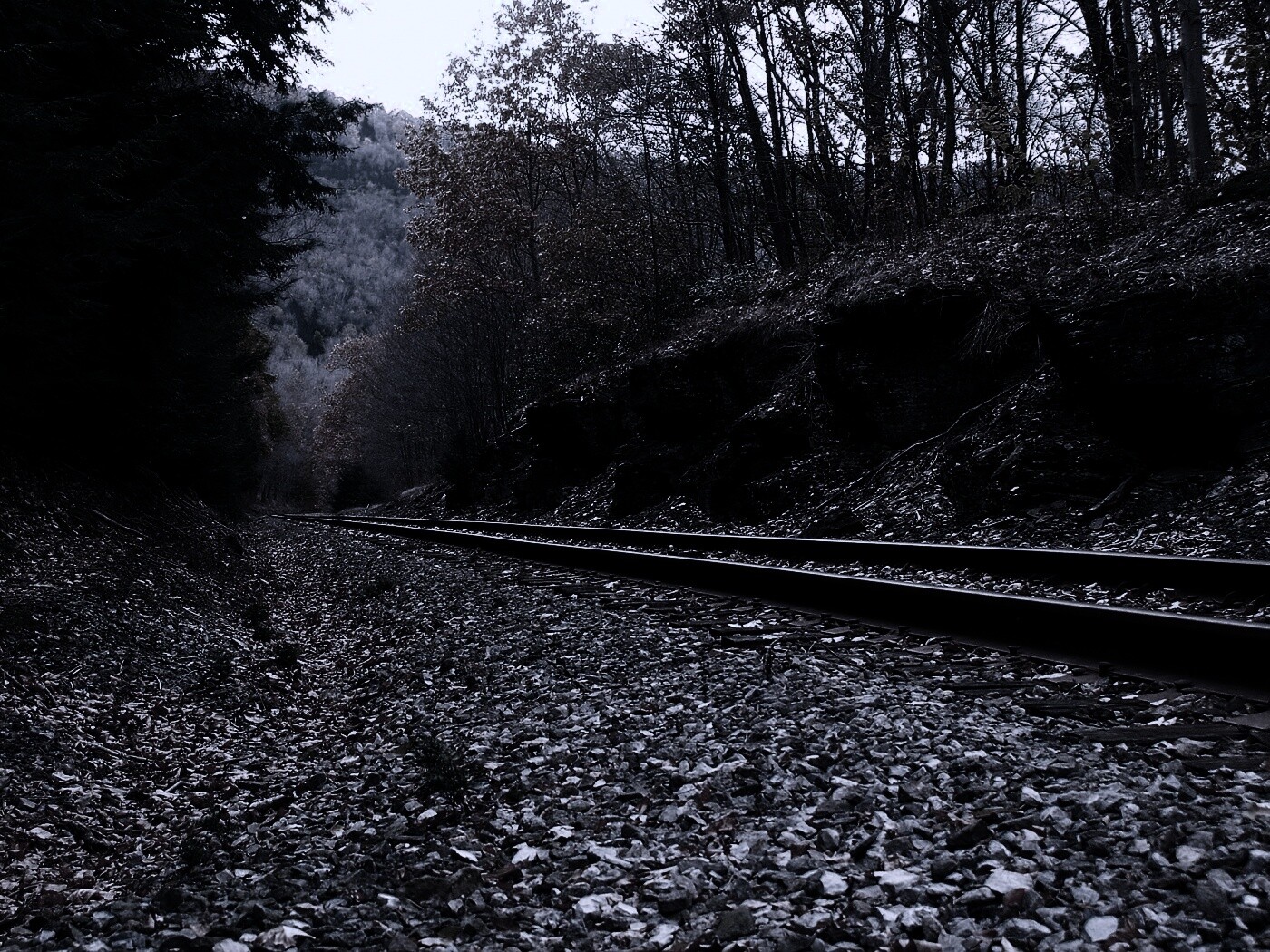 Железная дорога в скалистой местности обои