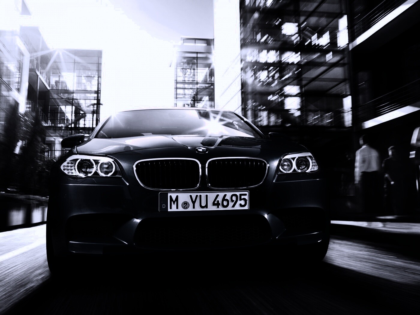 BMW покоряет городскую улицу обои