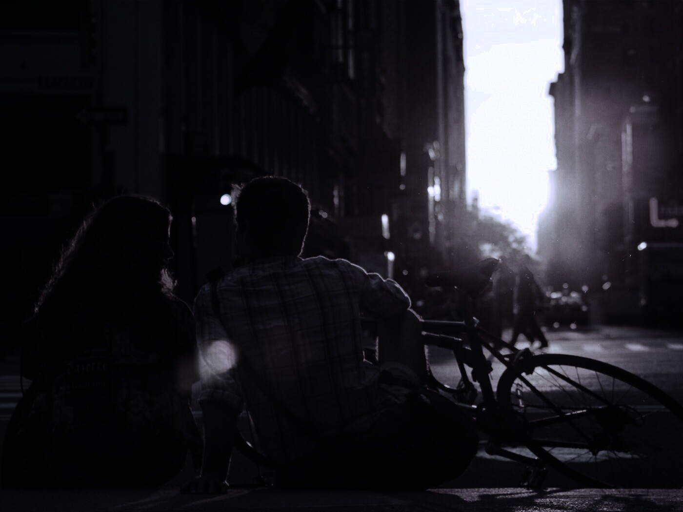 Девушка и парень с велосипедом на закате обои