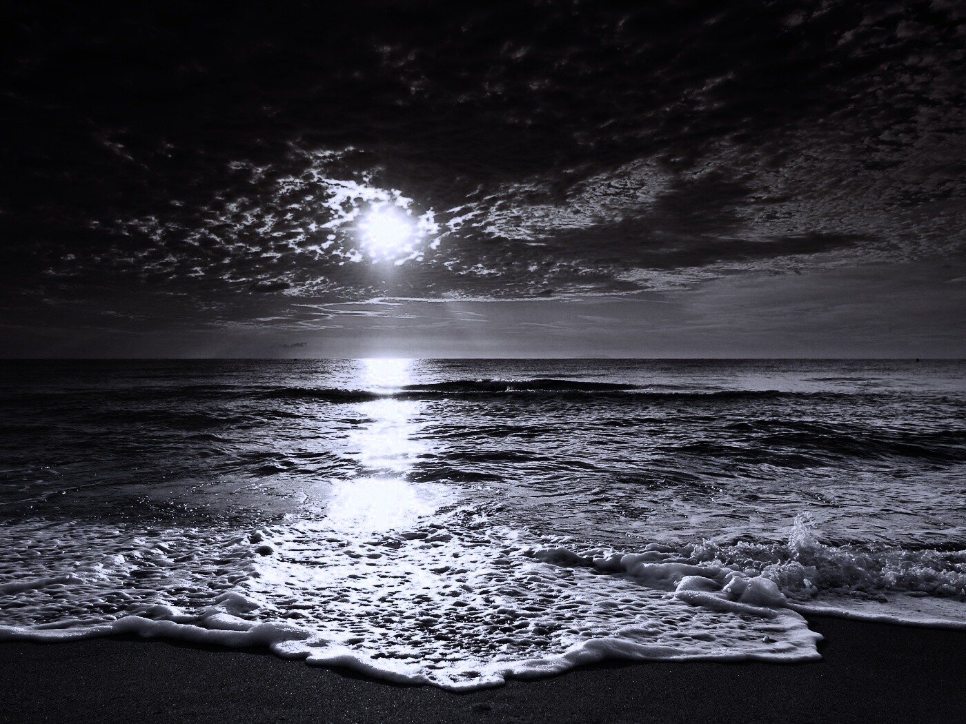 Берег моря в лучах заката обои