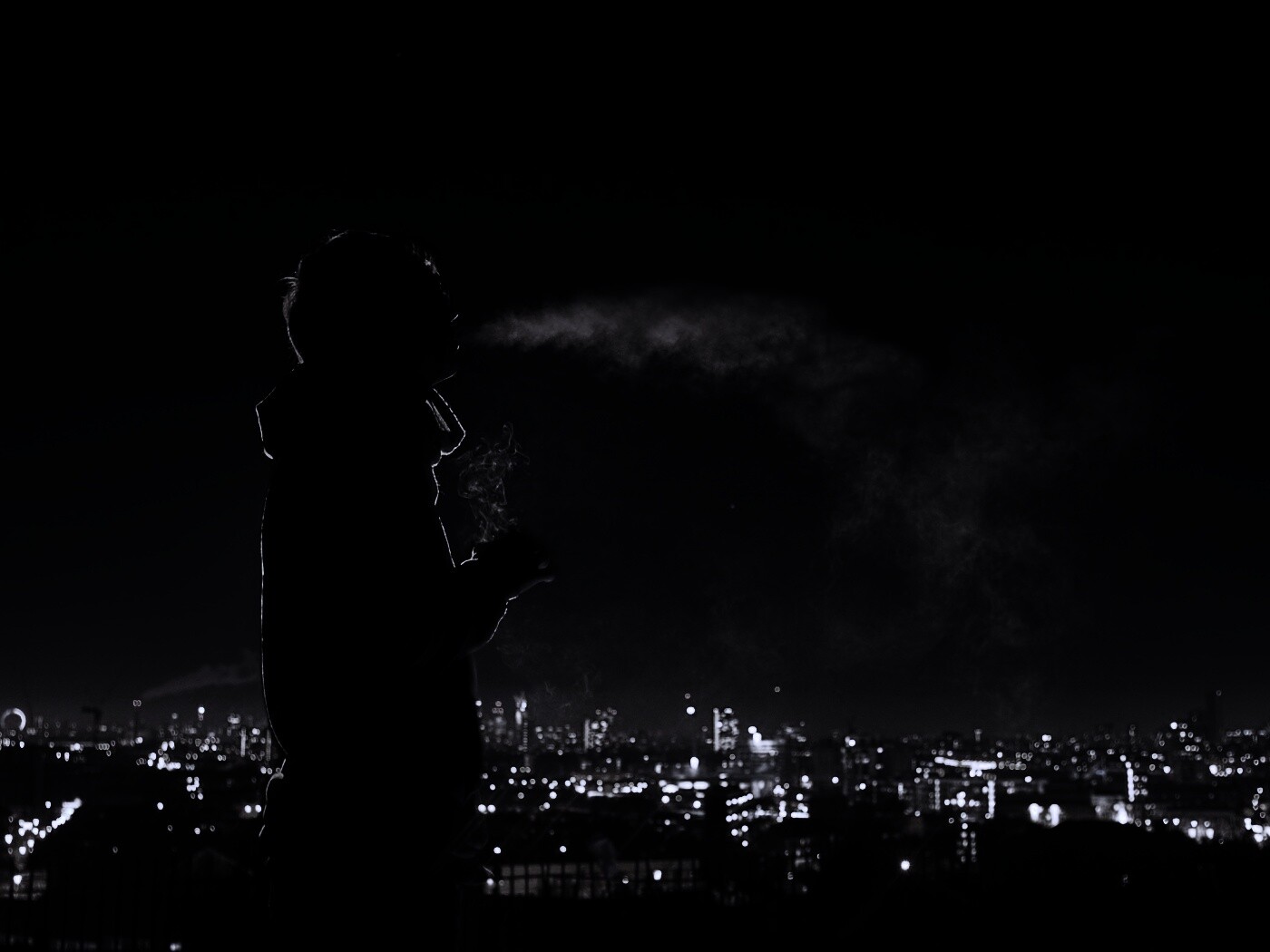 Курящий на крыше парень обои