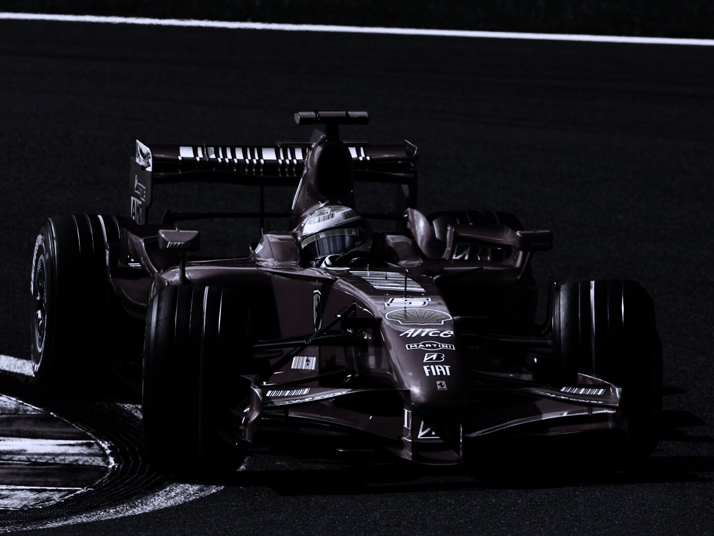 Болид Формула 1 на повороте обои