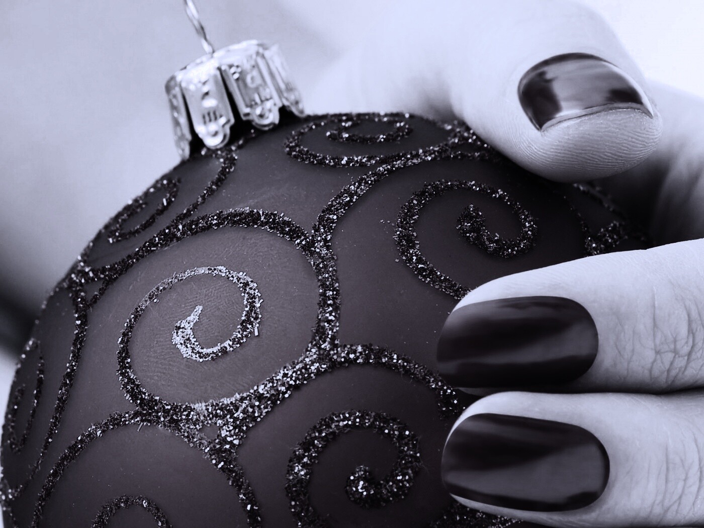 Елочная игрушка в руке обои