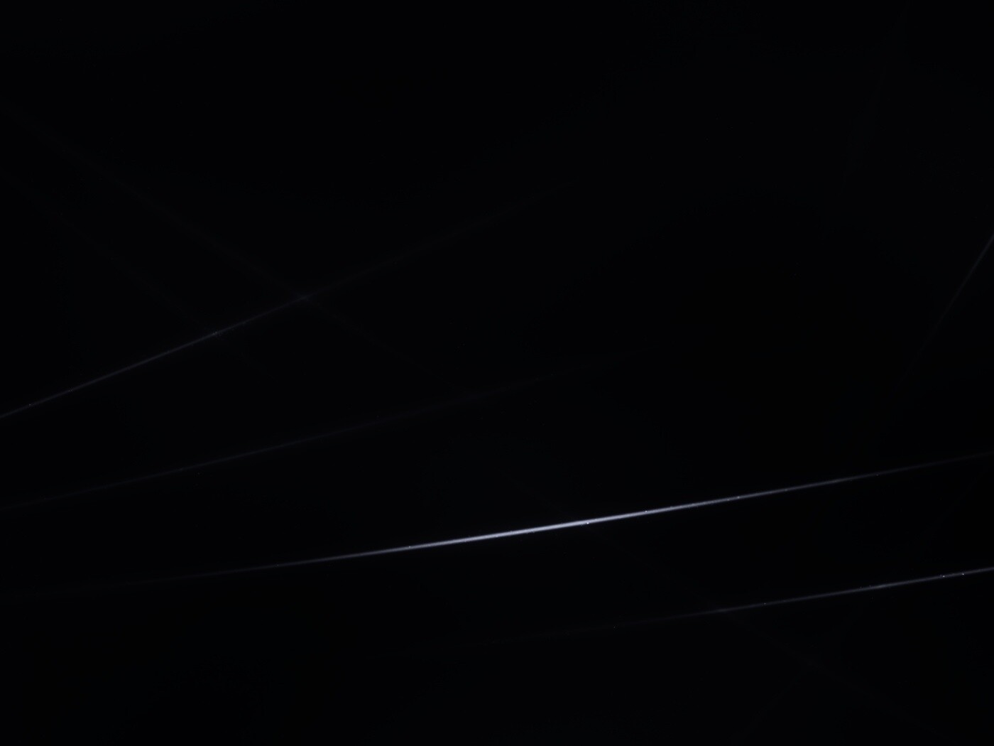 Лучи света на графитовом фоне обои