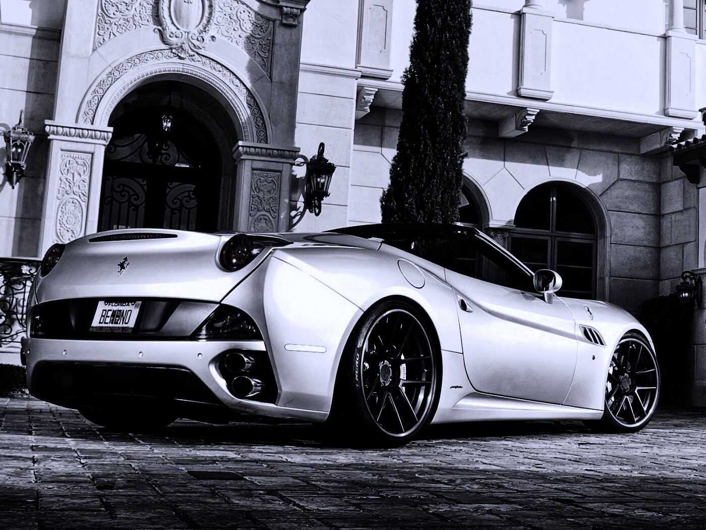 Ferarri у особняка обои