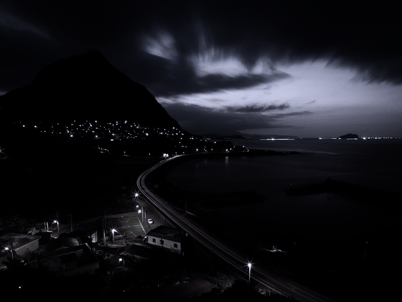 Городок у моря обои