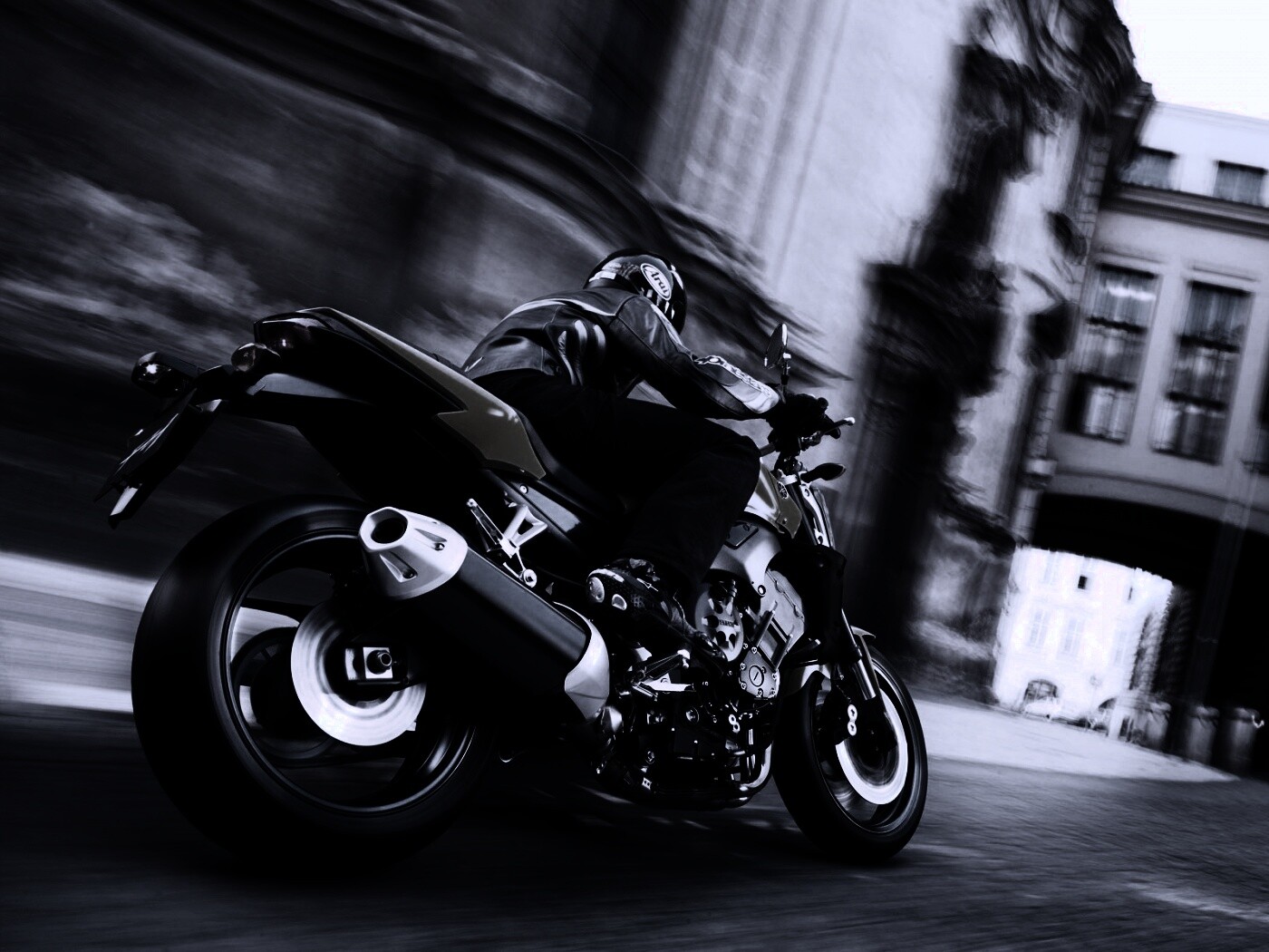 Ямаха и наездник на улицах города обои