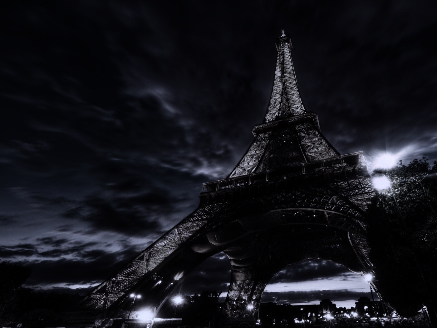 Вид снизу на Эйфелеву башню обои