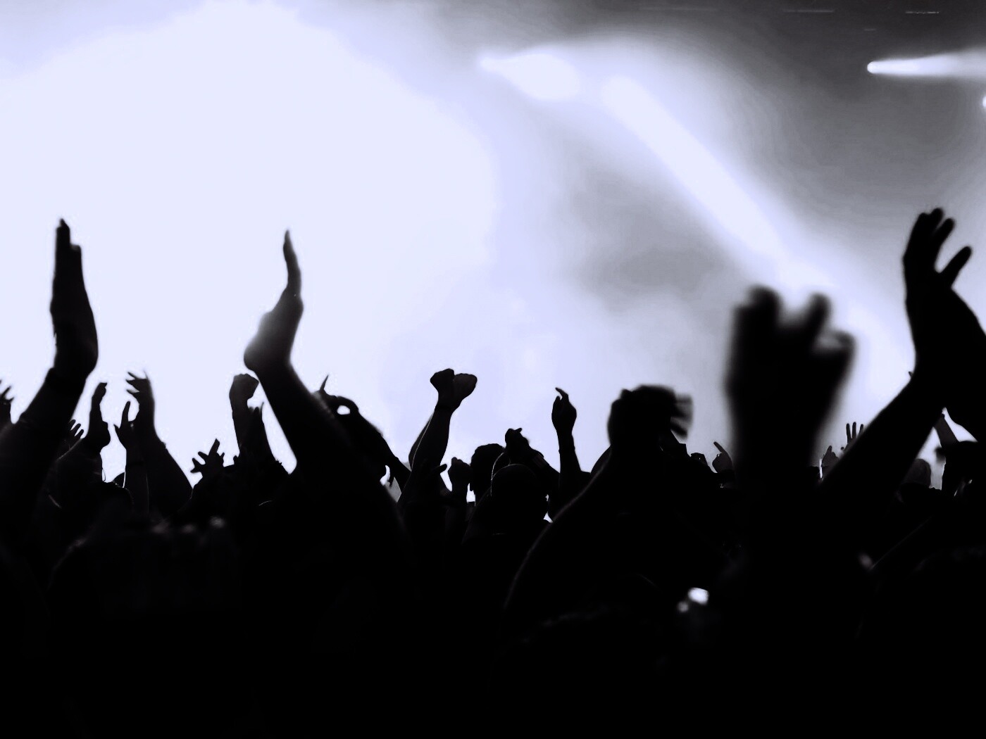 Руки людей на концерте обои
