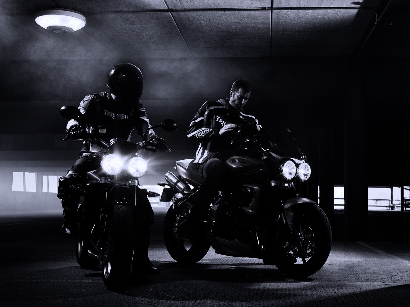 Мотоциклисты на парковке обои