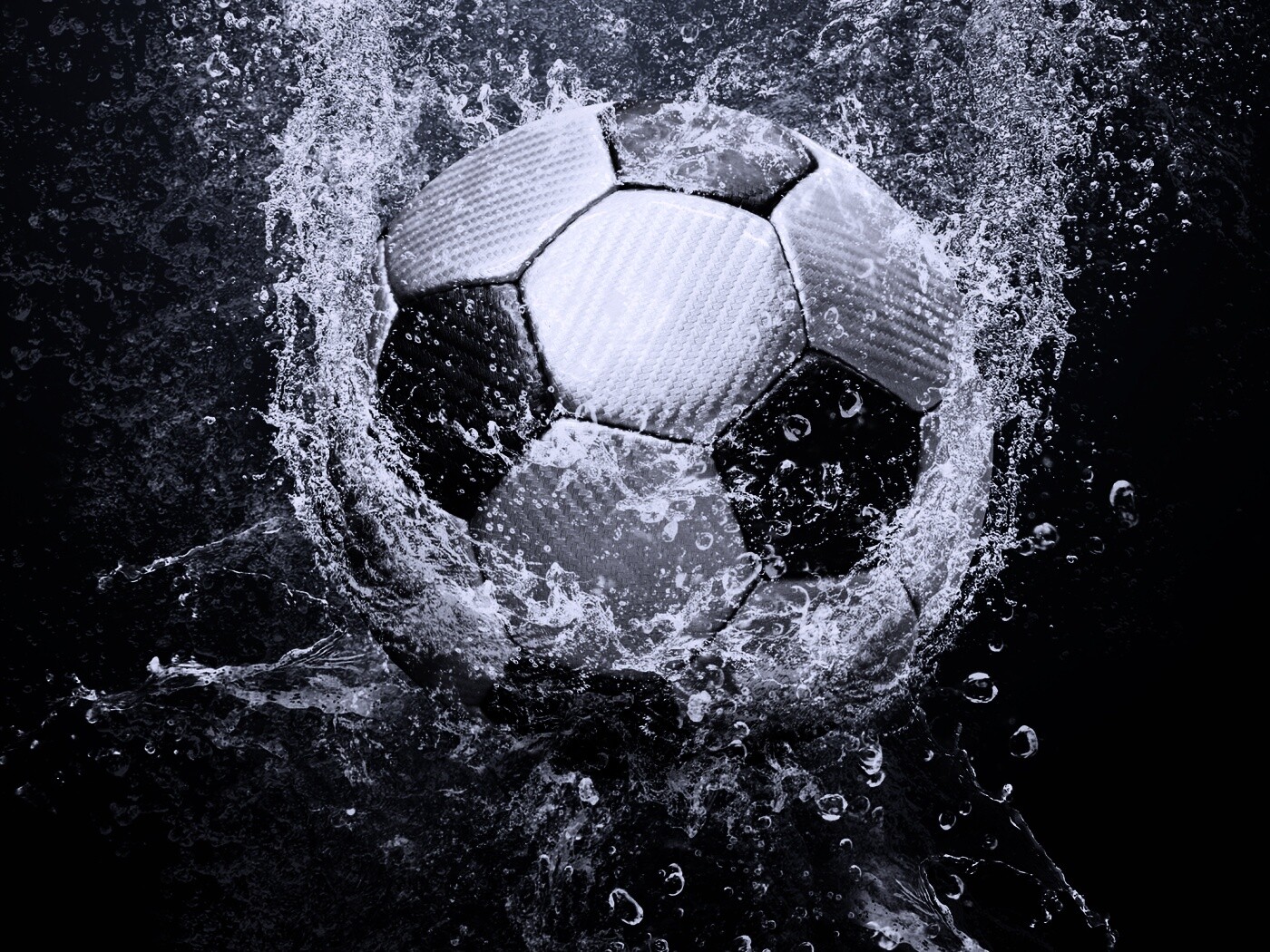 Футбольный мяч в воде обои