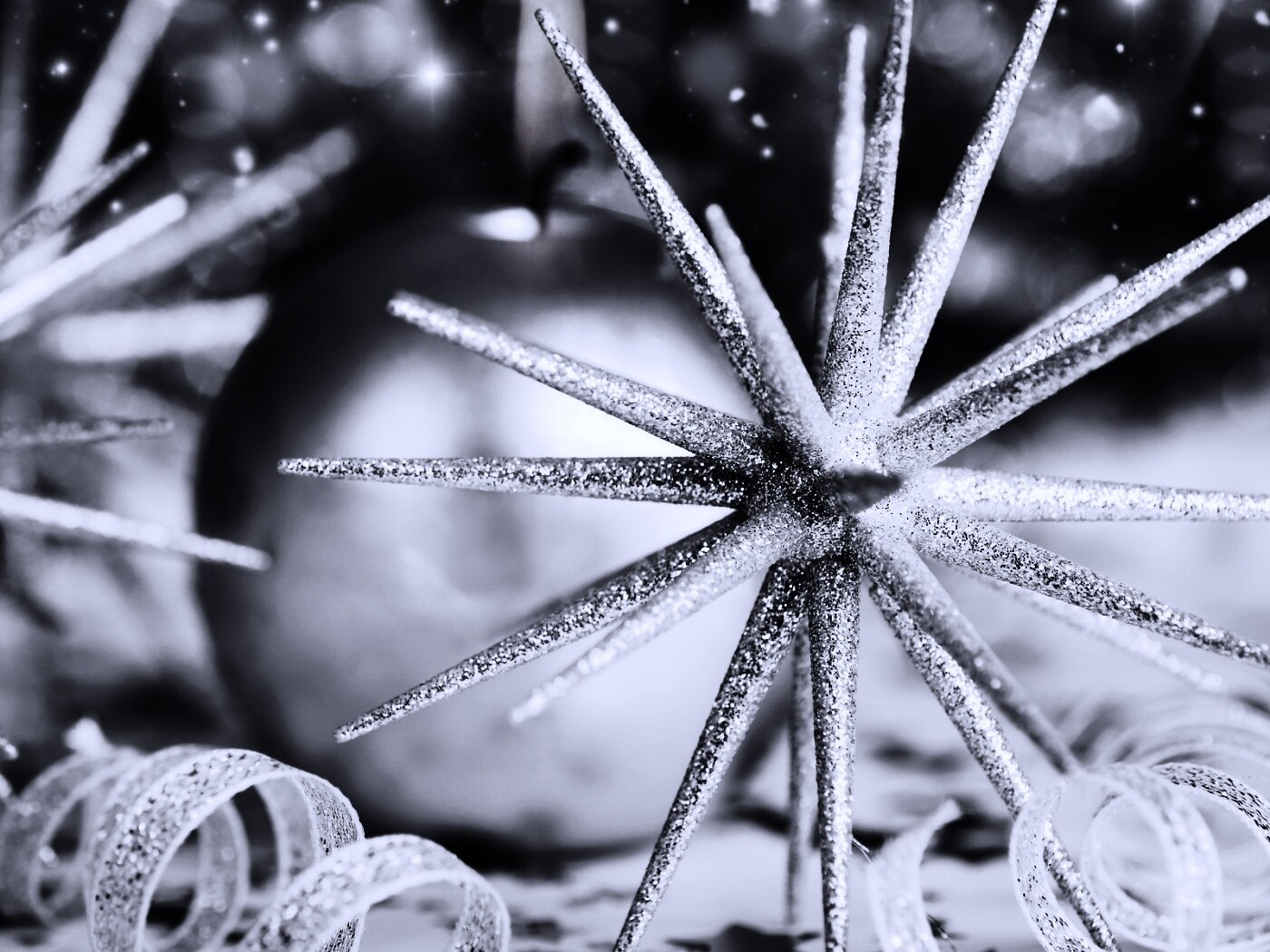 Новогодние игрушки и украшения обои