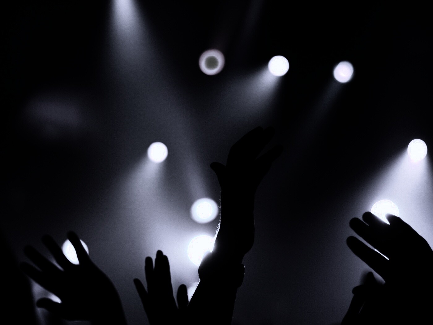 Руки людей на концерте обои