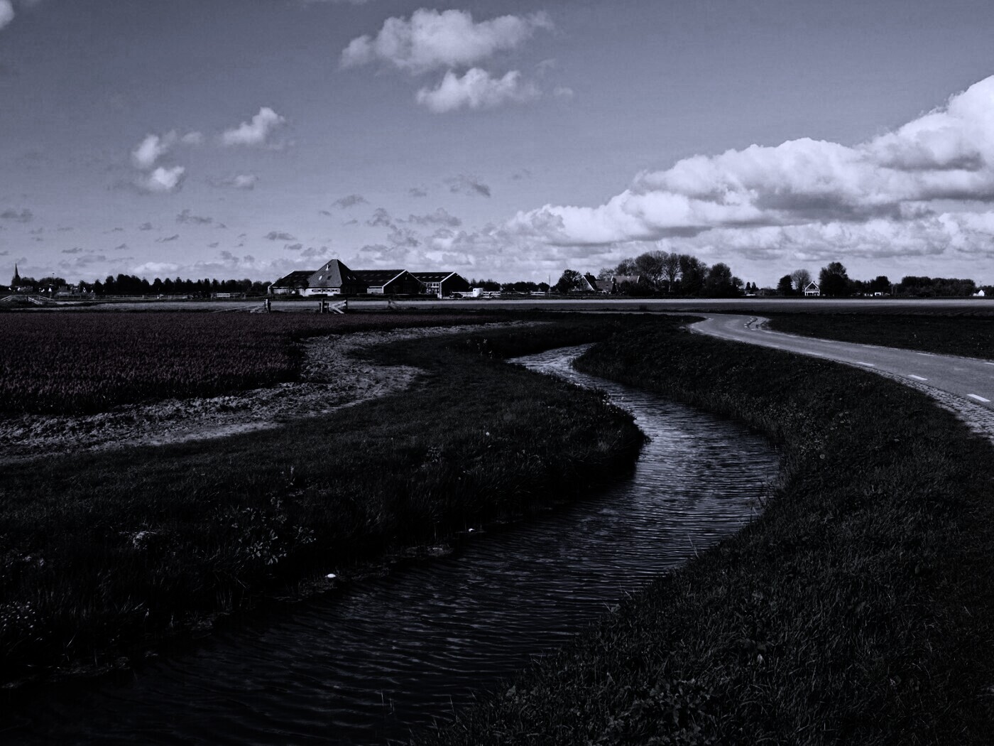 Канал вдоль дороги обои