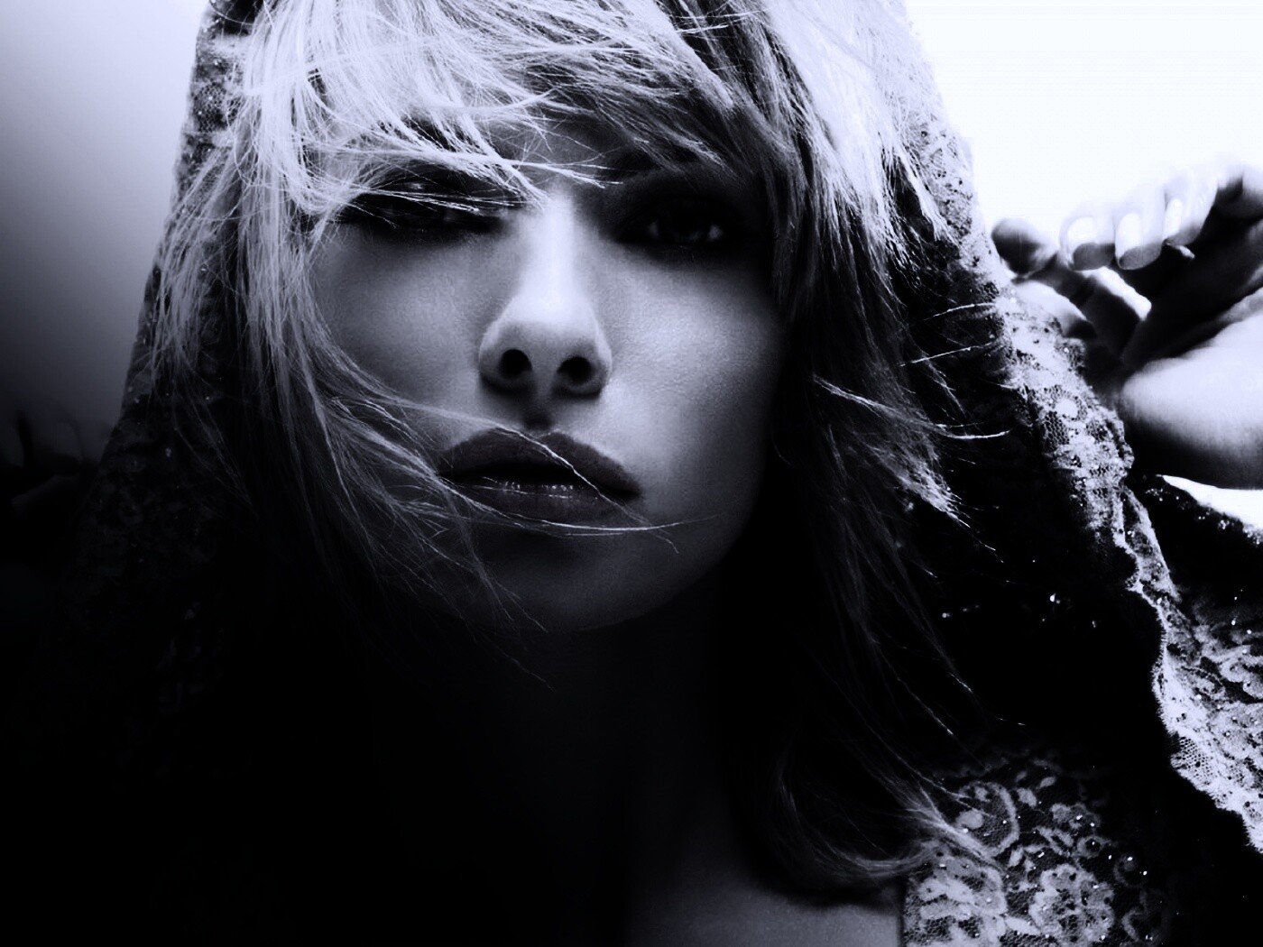 Девушка с красными губами обои