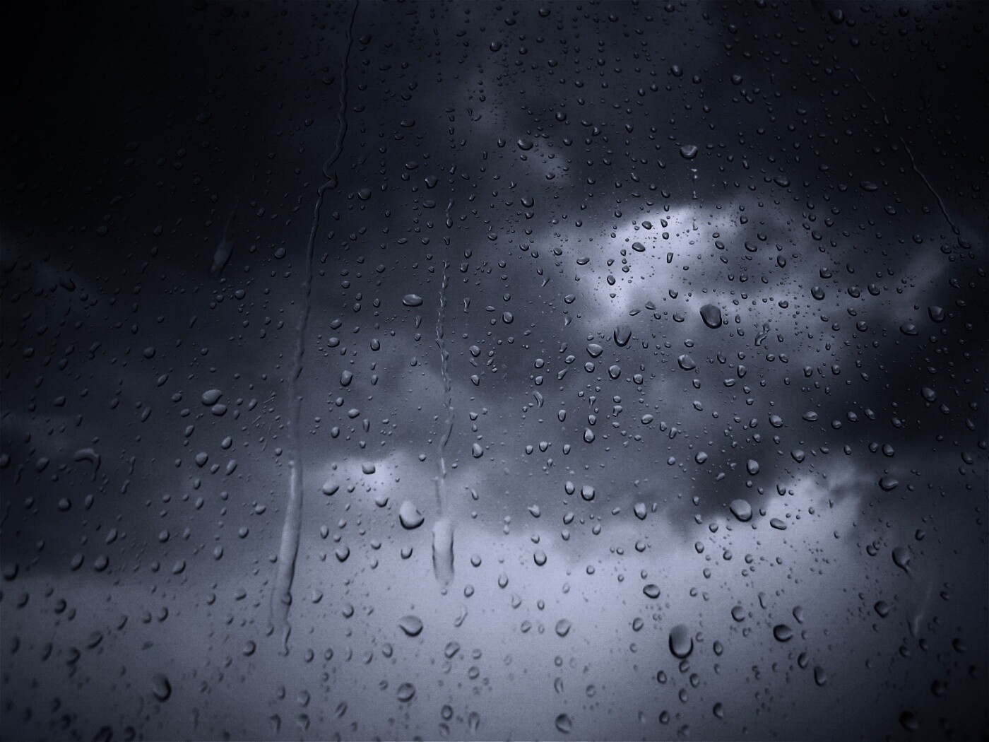 Капли на стекле обои