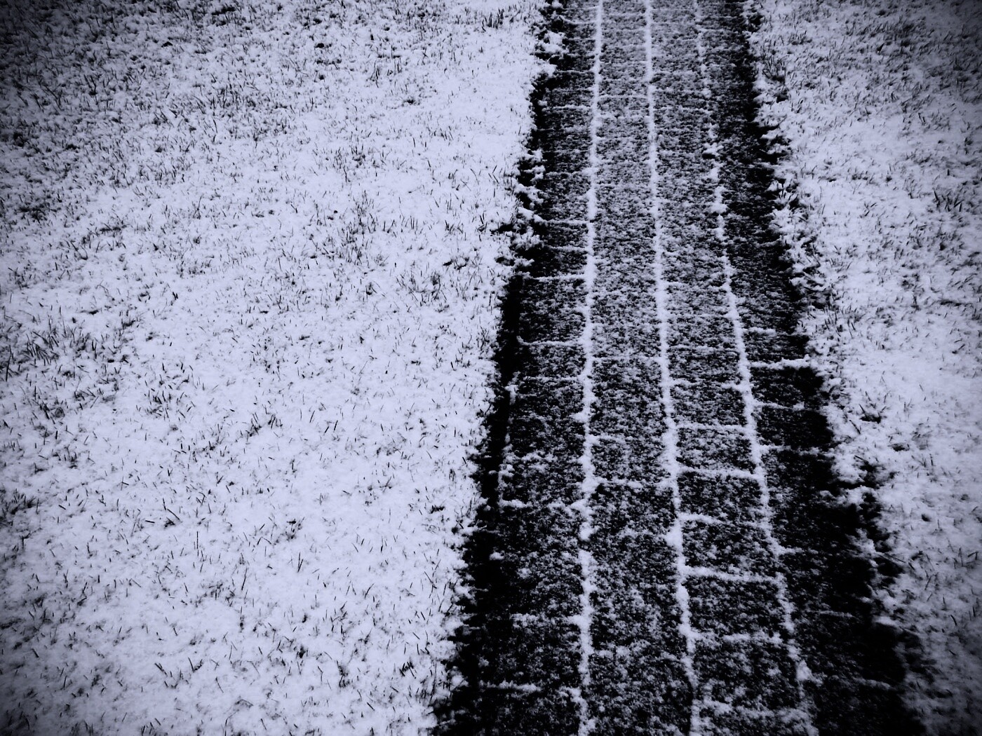 След покрышек в снегу обои