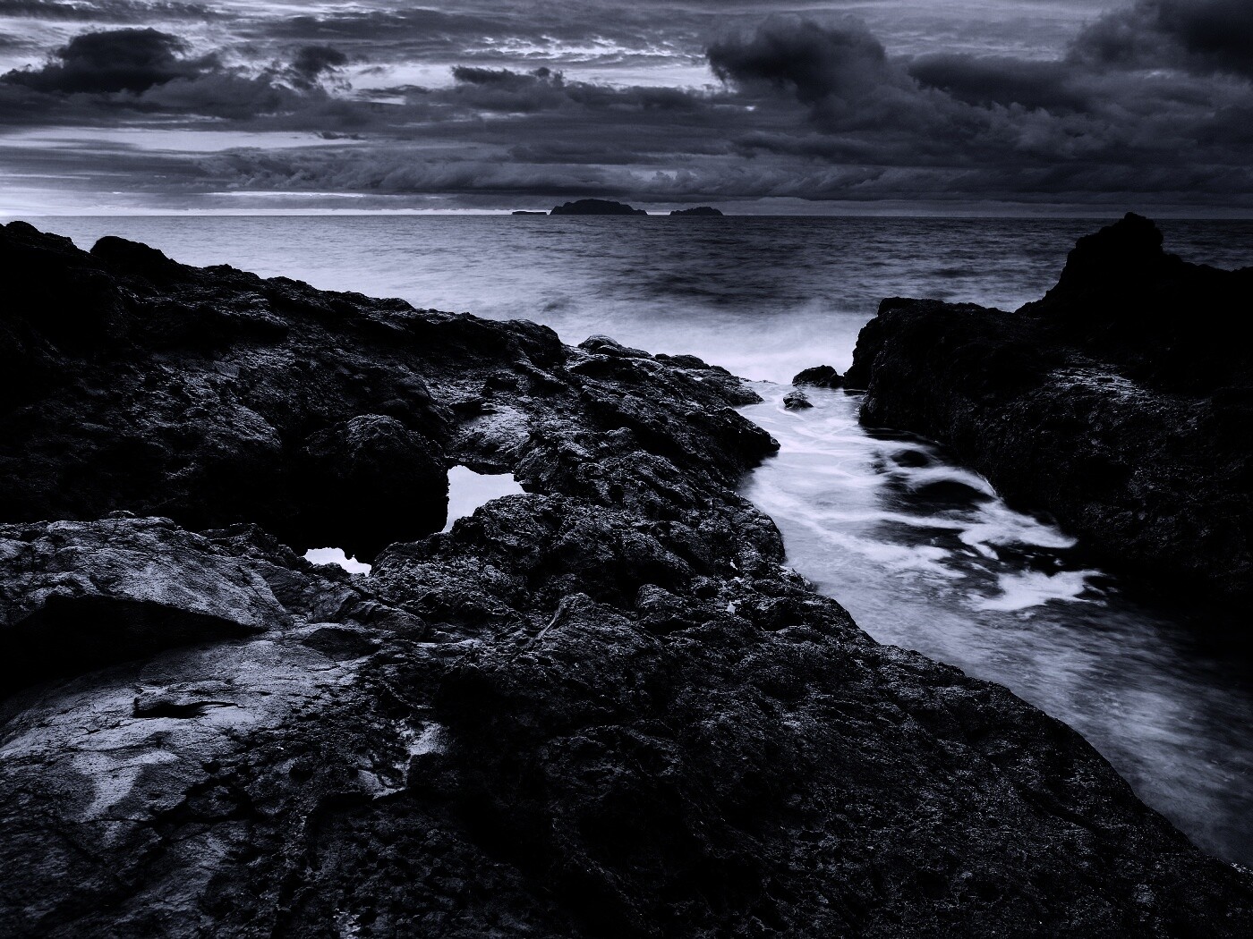 Река впадающая в море обои