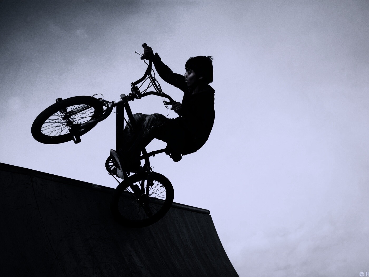 Мальчик на рампе обои