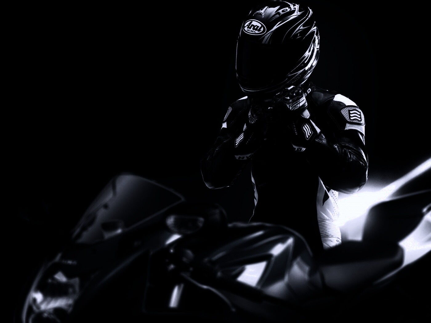 Мотоциклист в черном обои