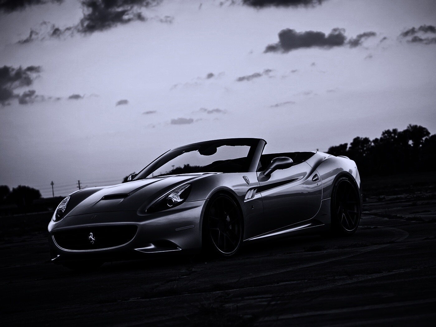 Ferrari на взлетном поле обои