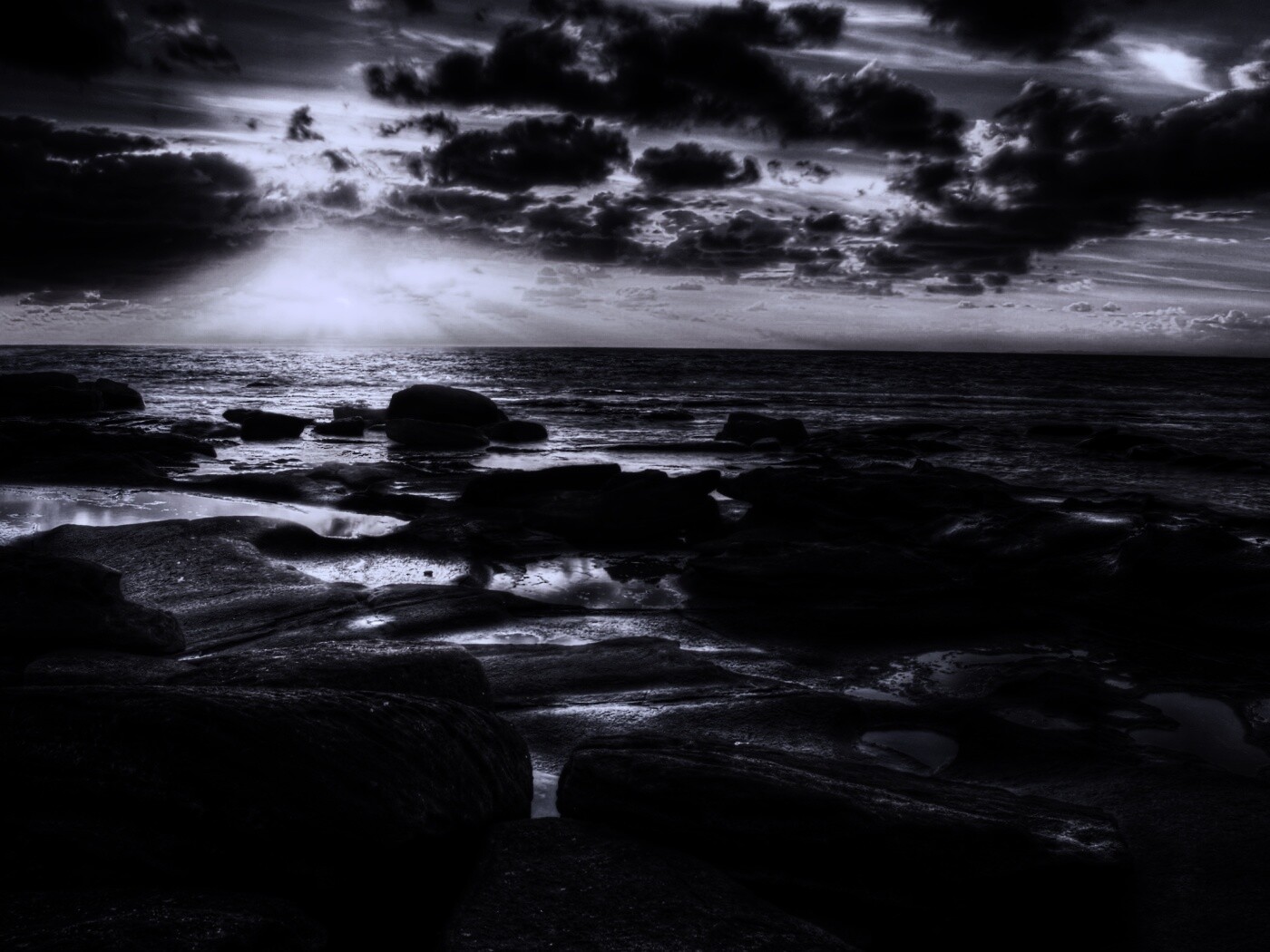 Каменистый берег на закате обои