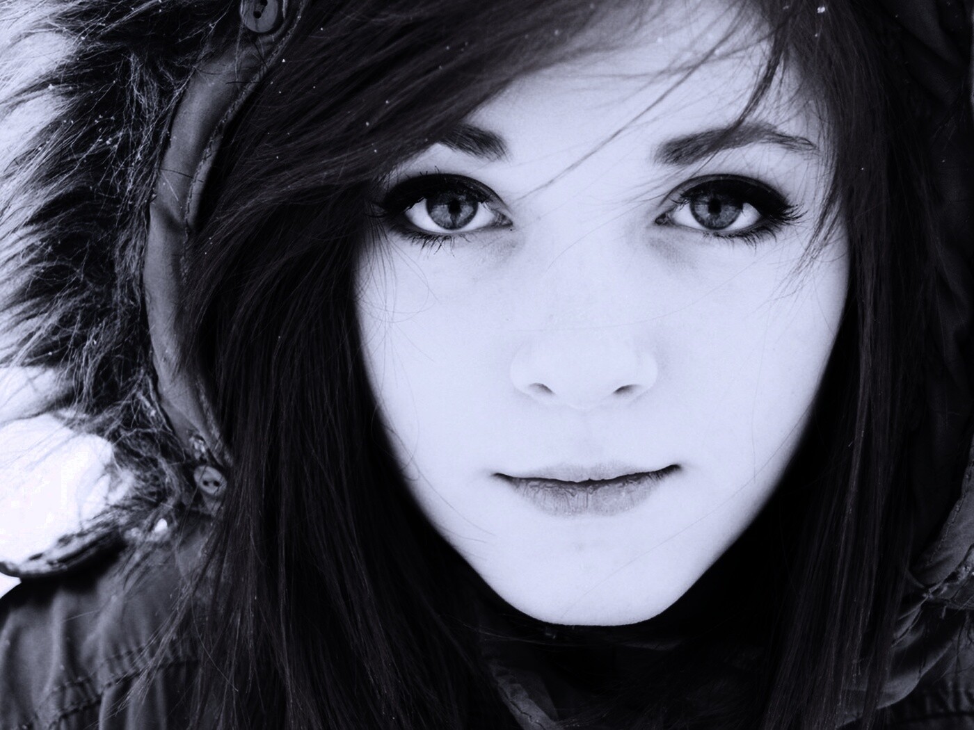 Рыжая в капюшоне обои