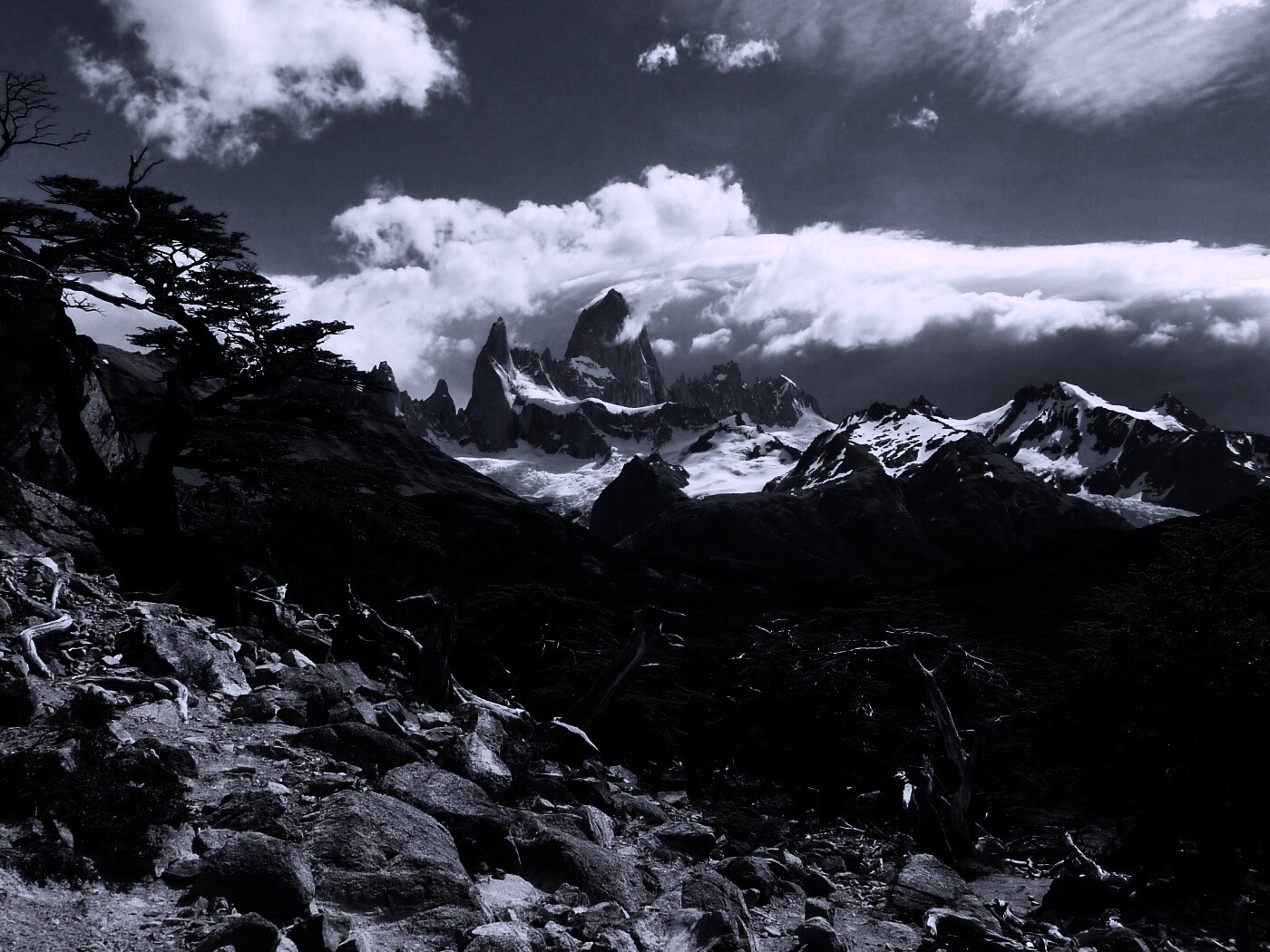 Далекие горные вершины обои