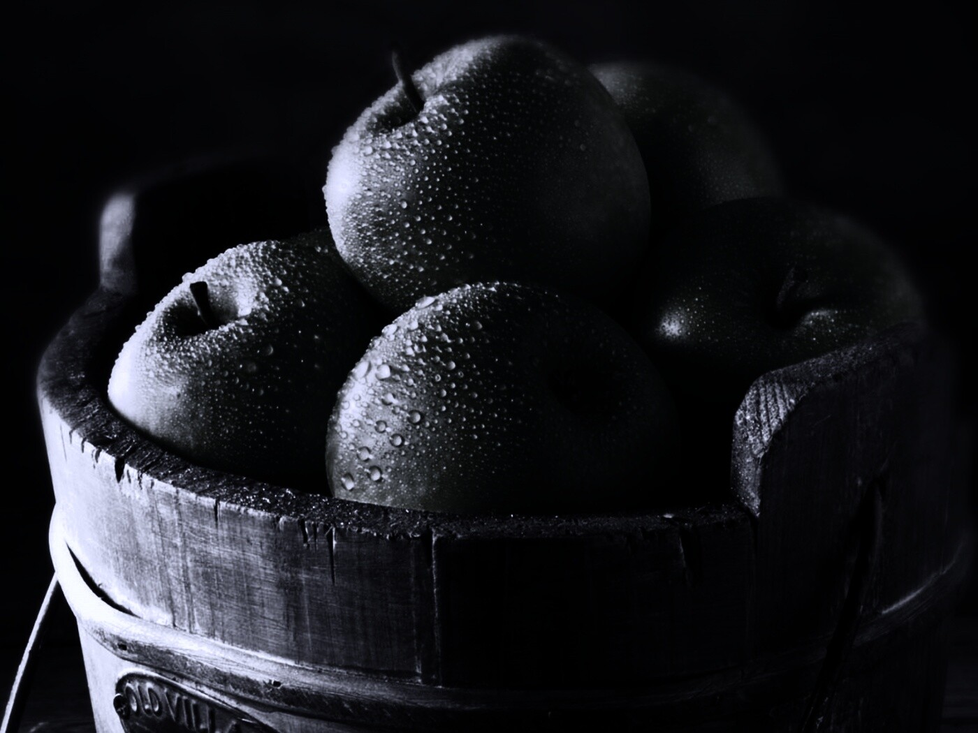 Ведро зеленых яблок обои