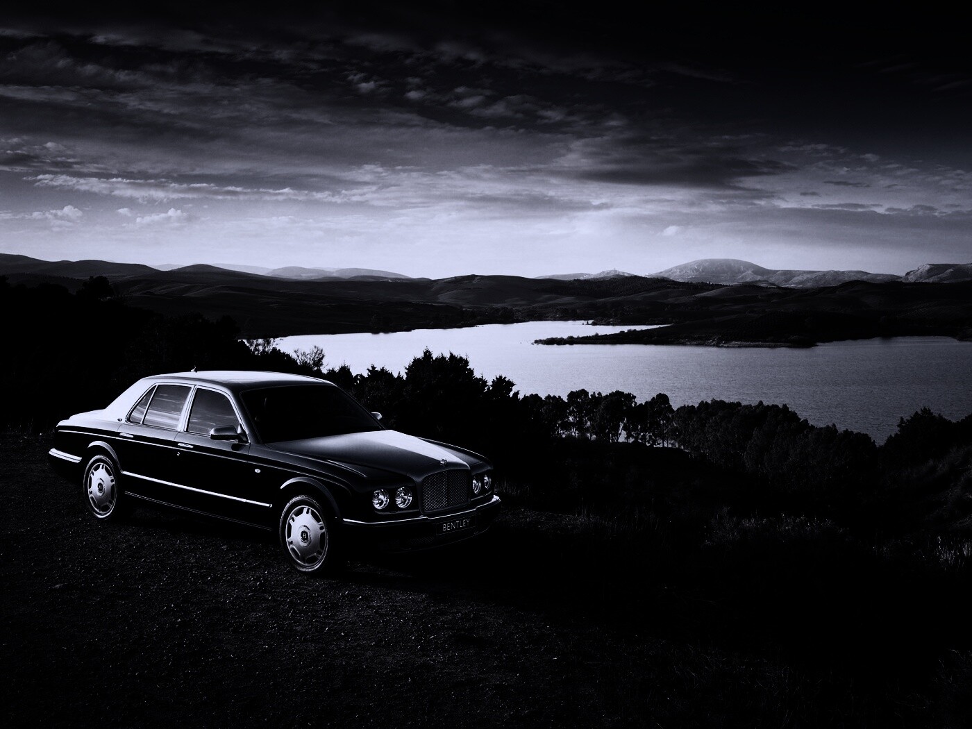 Бентли у озера обои