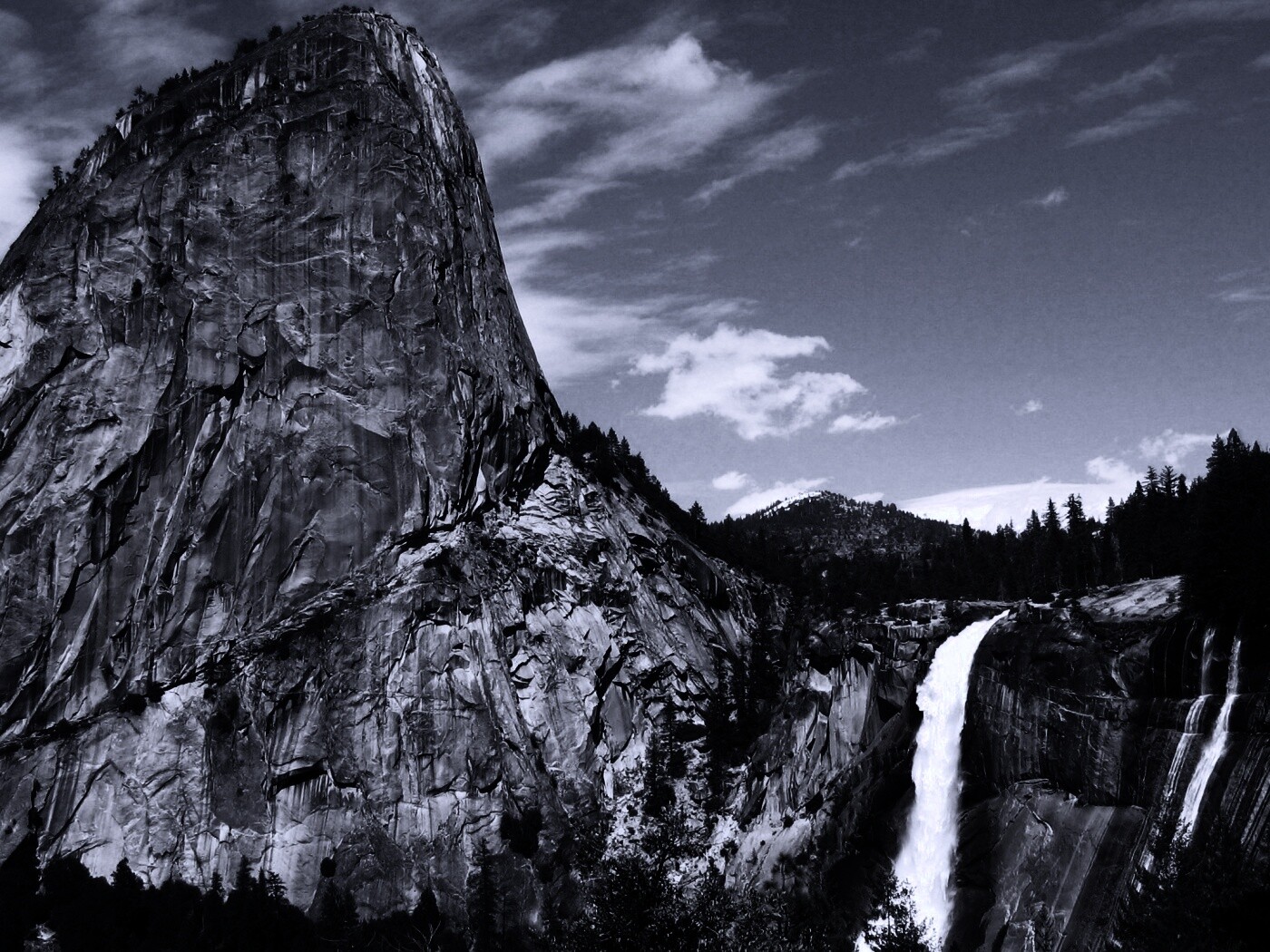 Скалы и водопад обои