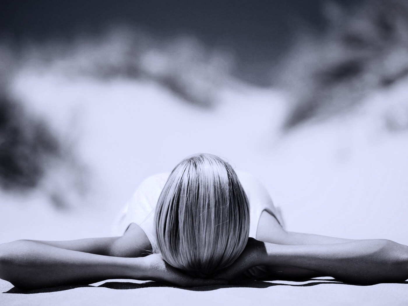 Девушка на солнце обои