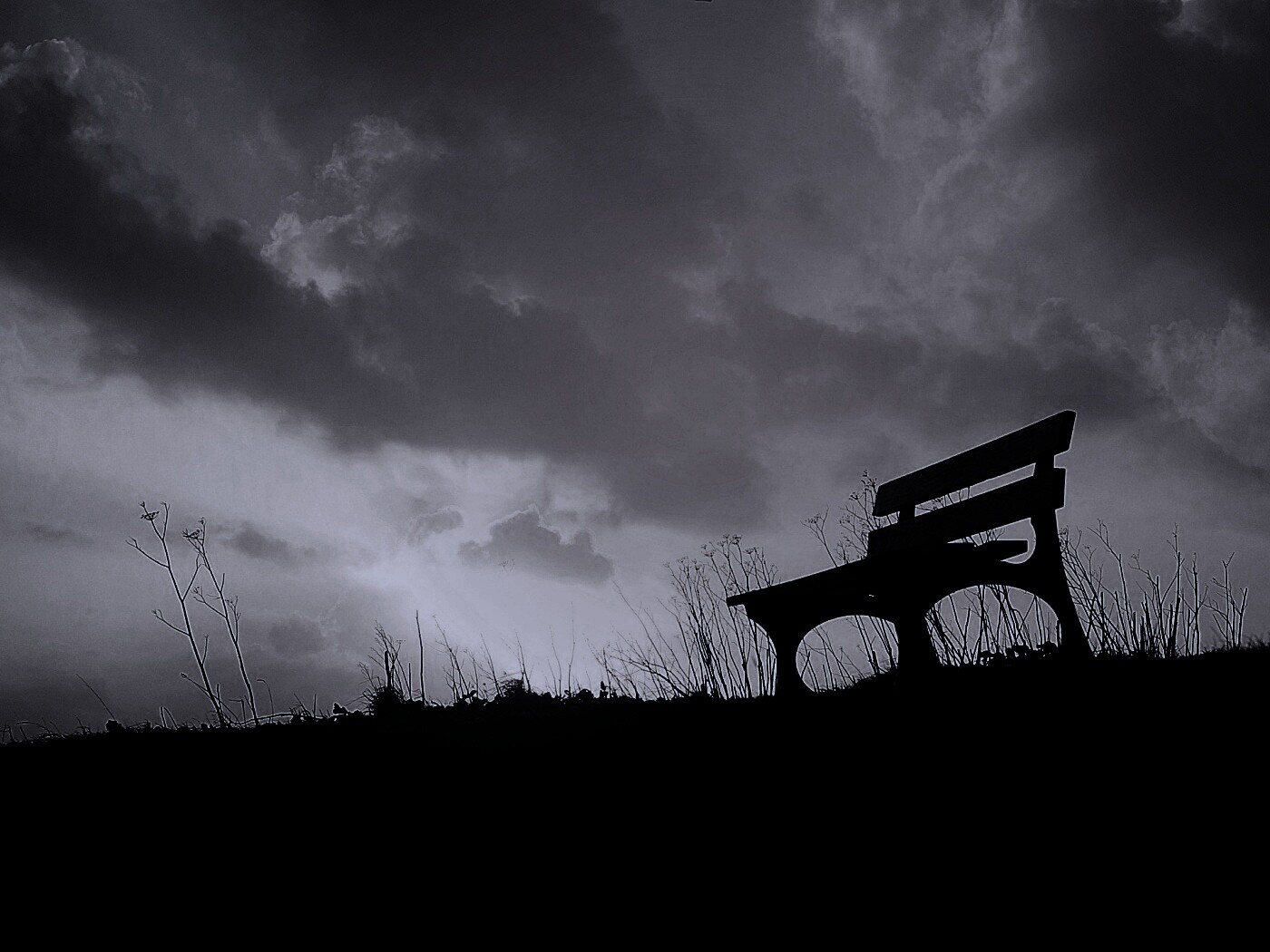 Силуэт скамейки на фоне неба обои